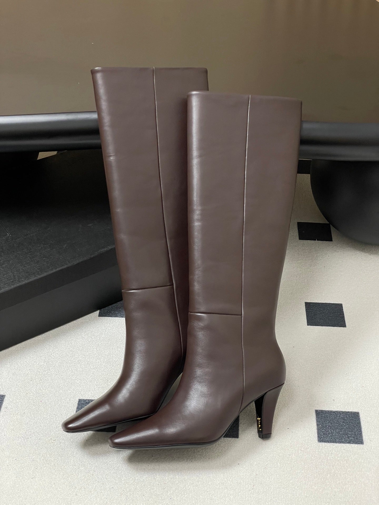 Saint Laurent FW26 Uzun Çizme – Sivri Burunlu, Yüksek Topuklu (8 cm)