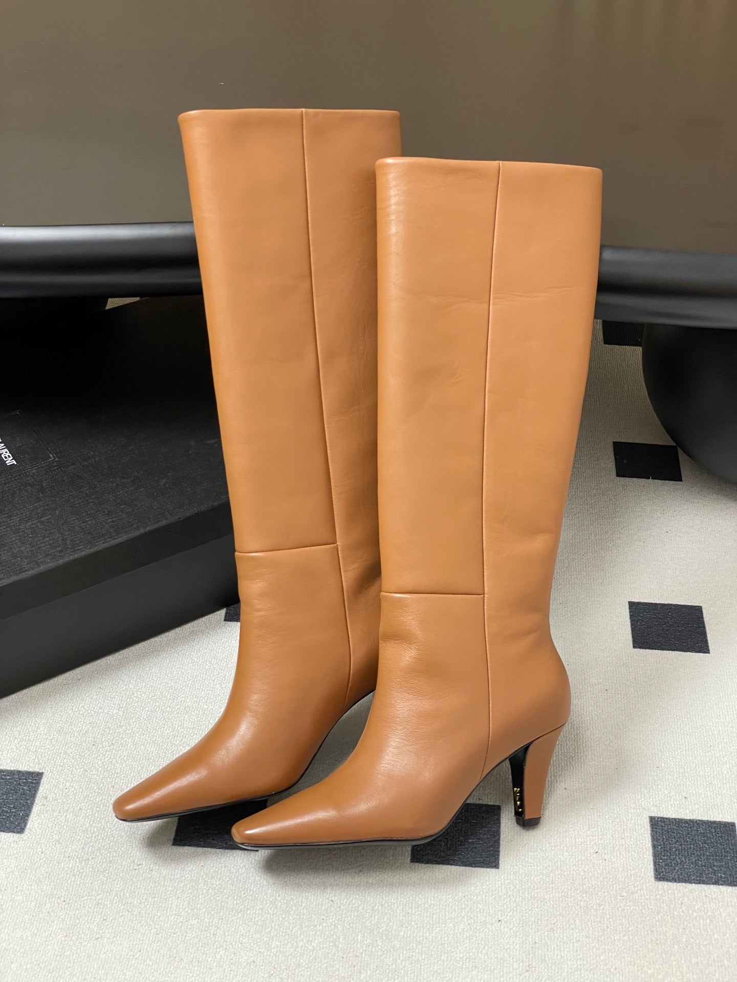 Saint Laurent FW26 Uzun Çizme – Sivri Burunlu, Yüksek Topuklu (8 cm)