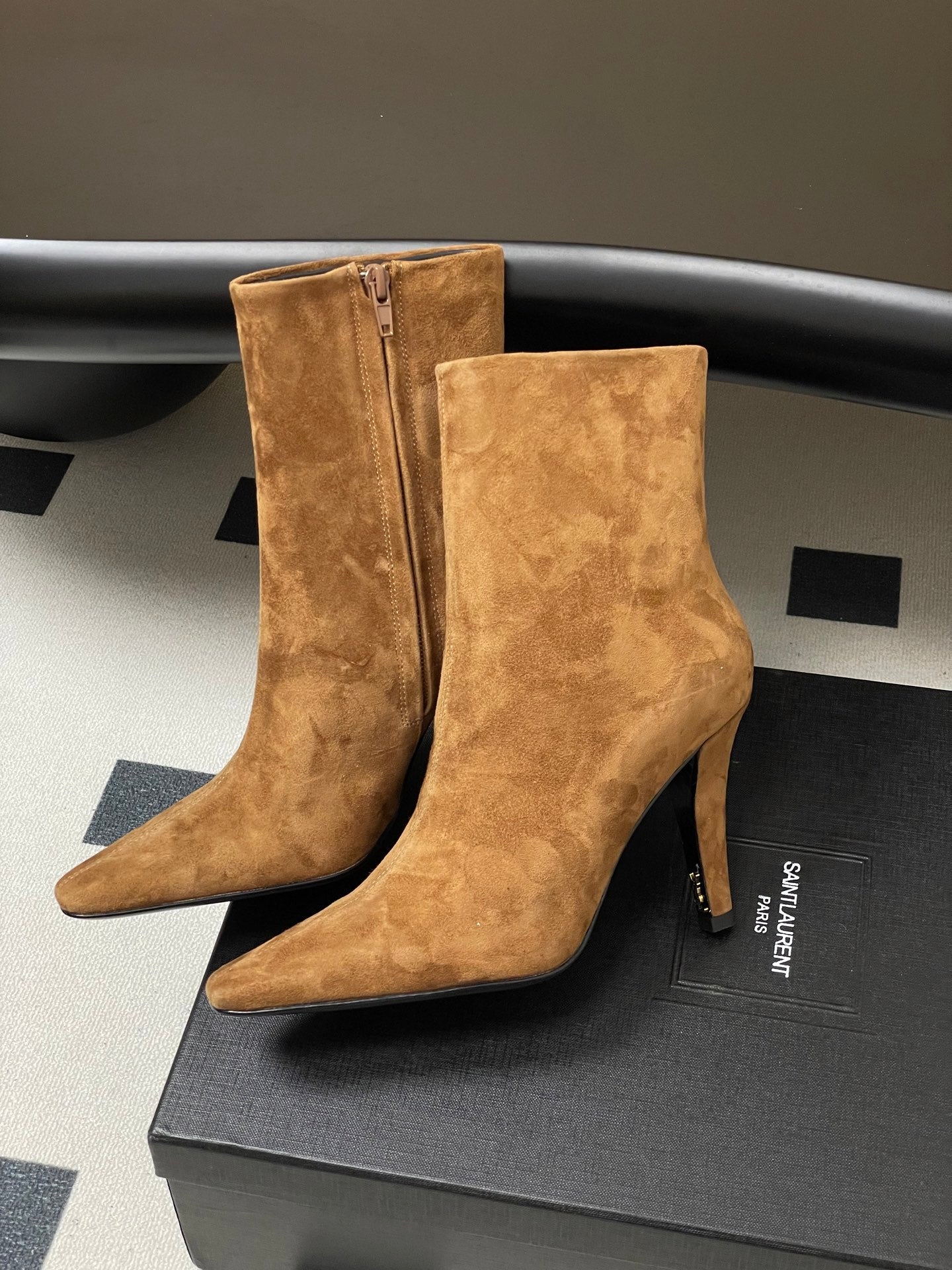 Saint Laurent FW26 Sivri Burunlu Yüksek Topuklu Süet Botlar