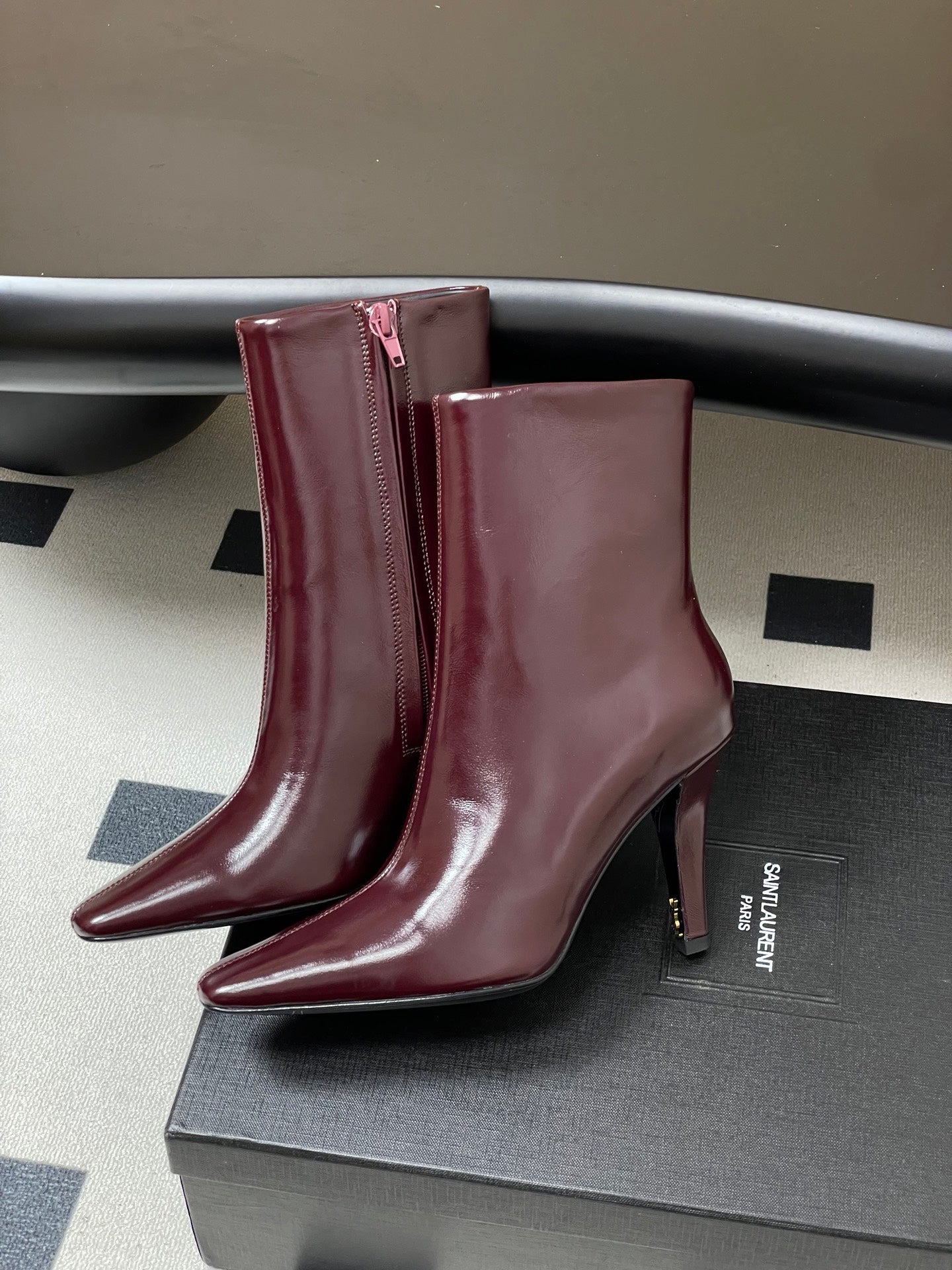 Saint Laurent FW26 Sivri Burunlu Yüksek Topuklu Botlar