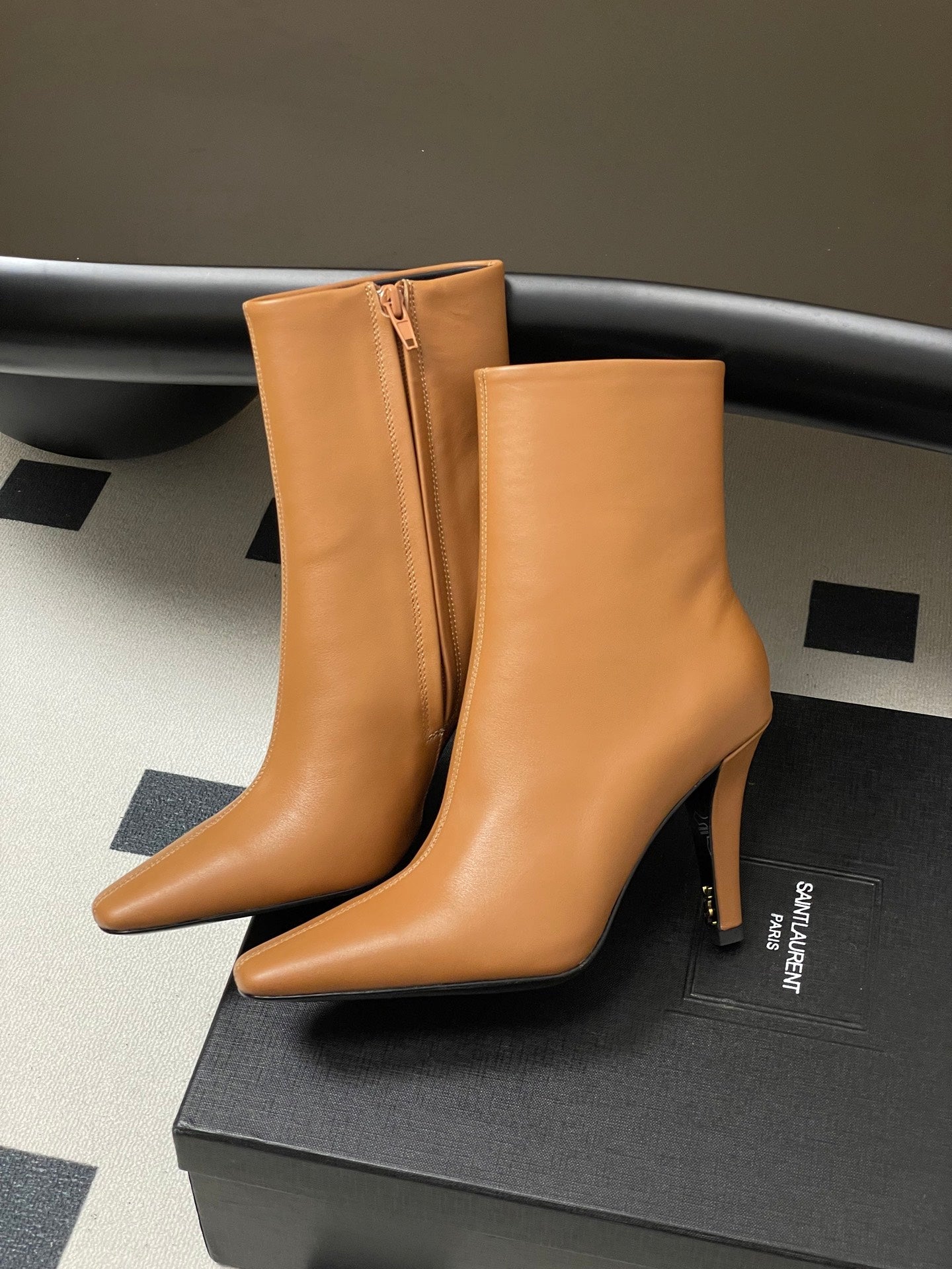 Saint Laurent FW26 Sivri Burunlu Yüksek Topuklu Botlar