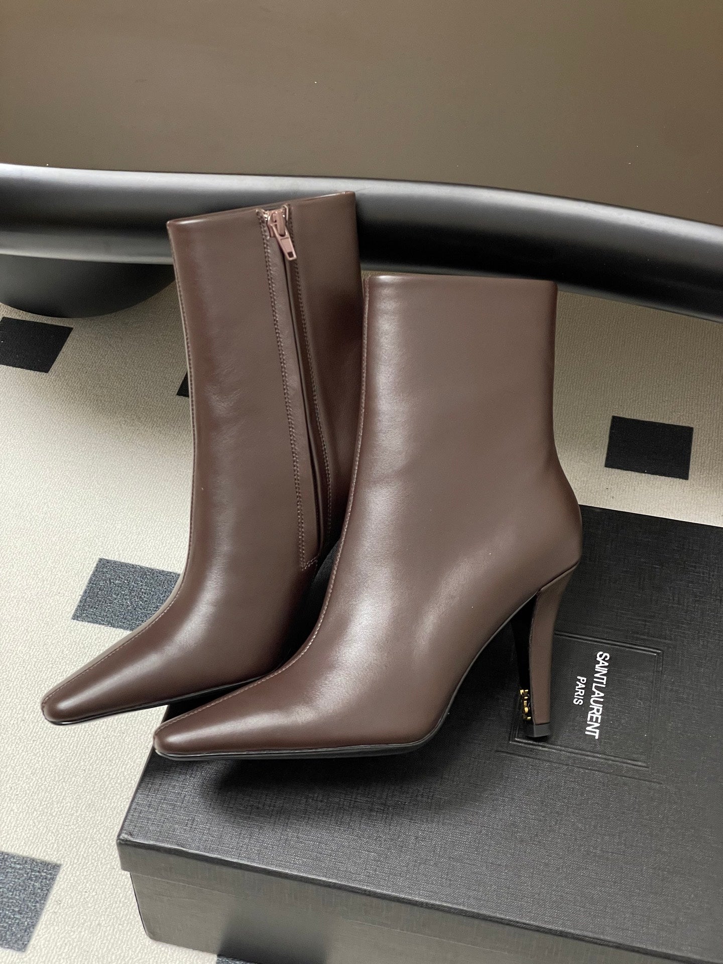 Saint Laurent FW26 Sivri Burunlu Yüksek Topuklu Botlar