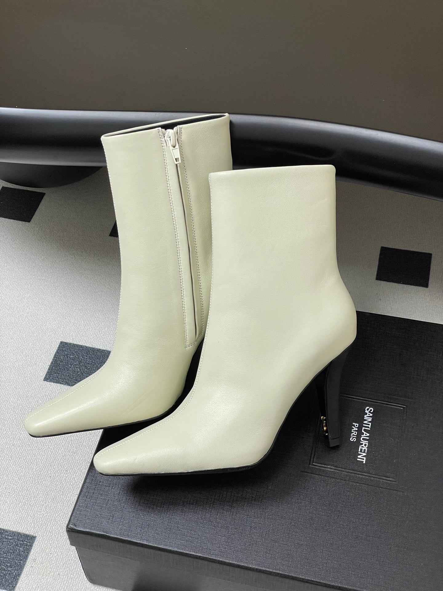 Saint Laurent FW26 Sivri Burunlu Yüksek Topuklu Botlar