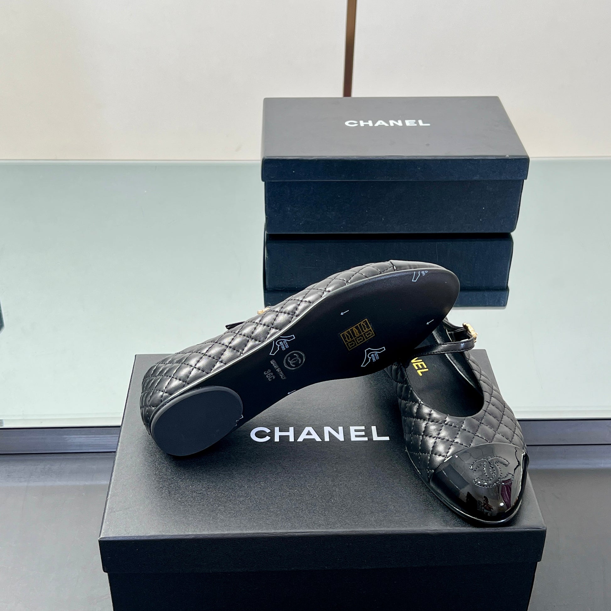 Chanel 2025 Yaz Koleksiyonu – Süslemeli Kapitone Bale & Mary Jane Ayakkabılar