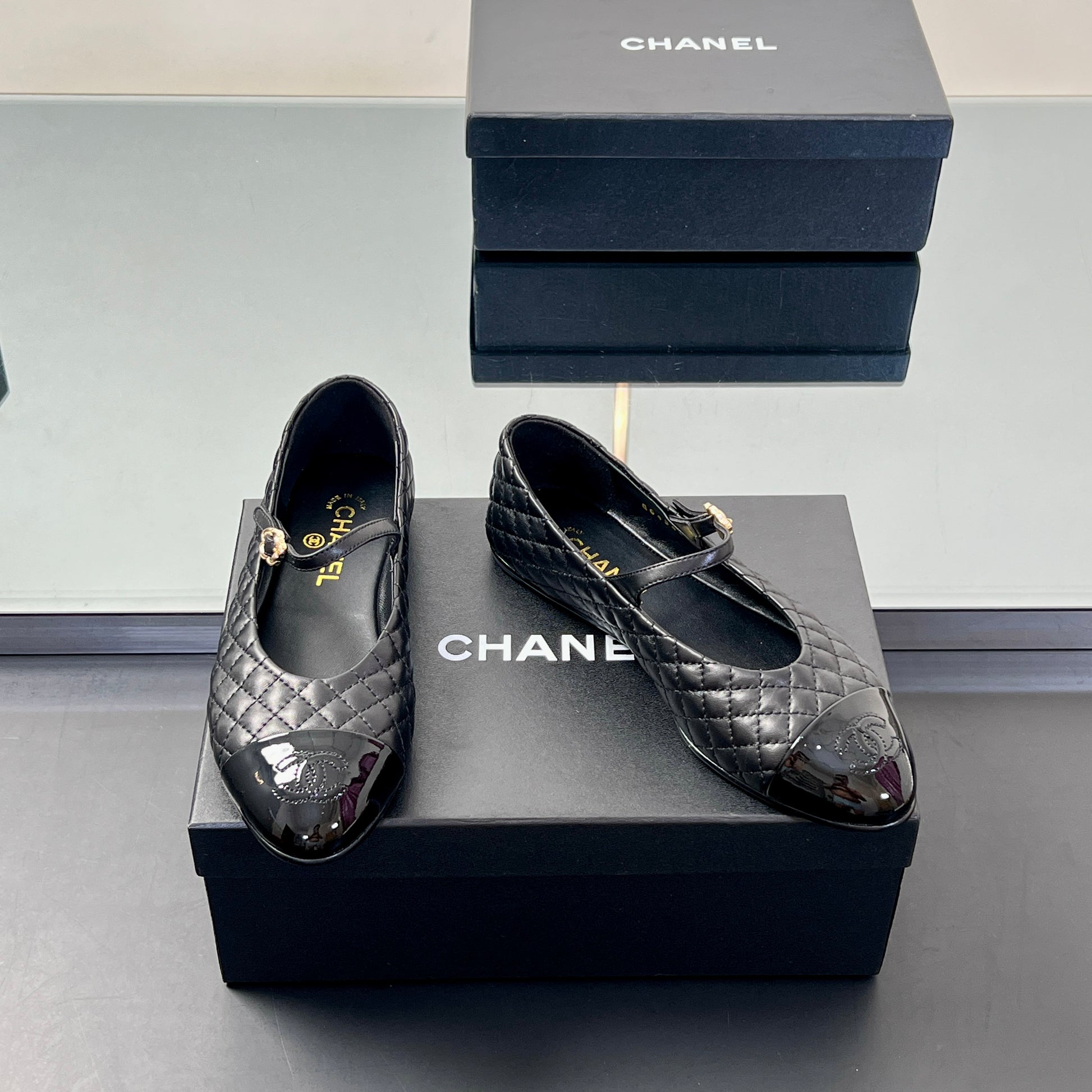 Chanel 2025 Yaz Koleksiyonu – Süslemeli Kapitone Bale & Mary Jane Ayakkabılar