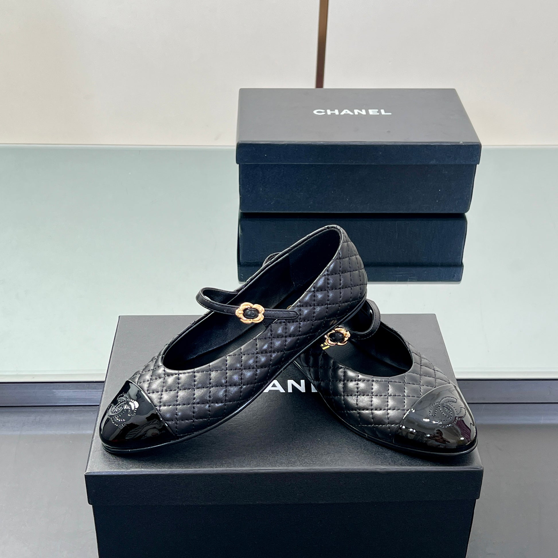 Chanel 2025 Yaz Koleksiyonu – Süslemeli Kapitone Bale & Mary Jane Ayakkabılar