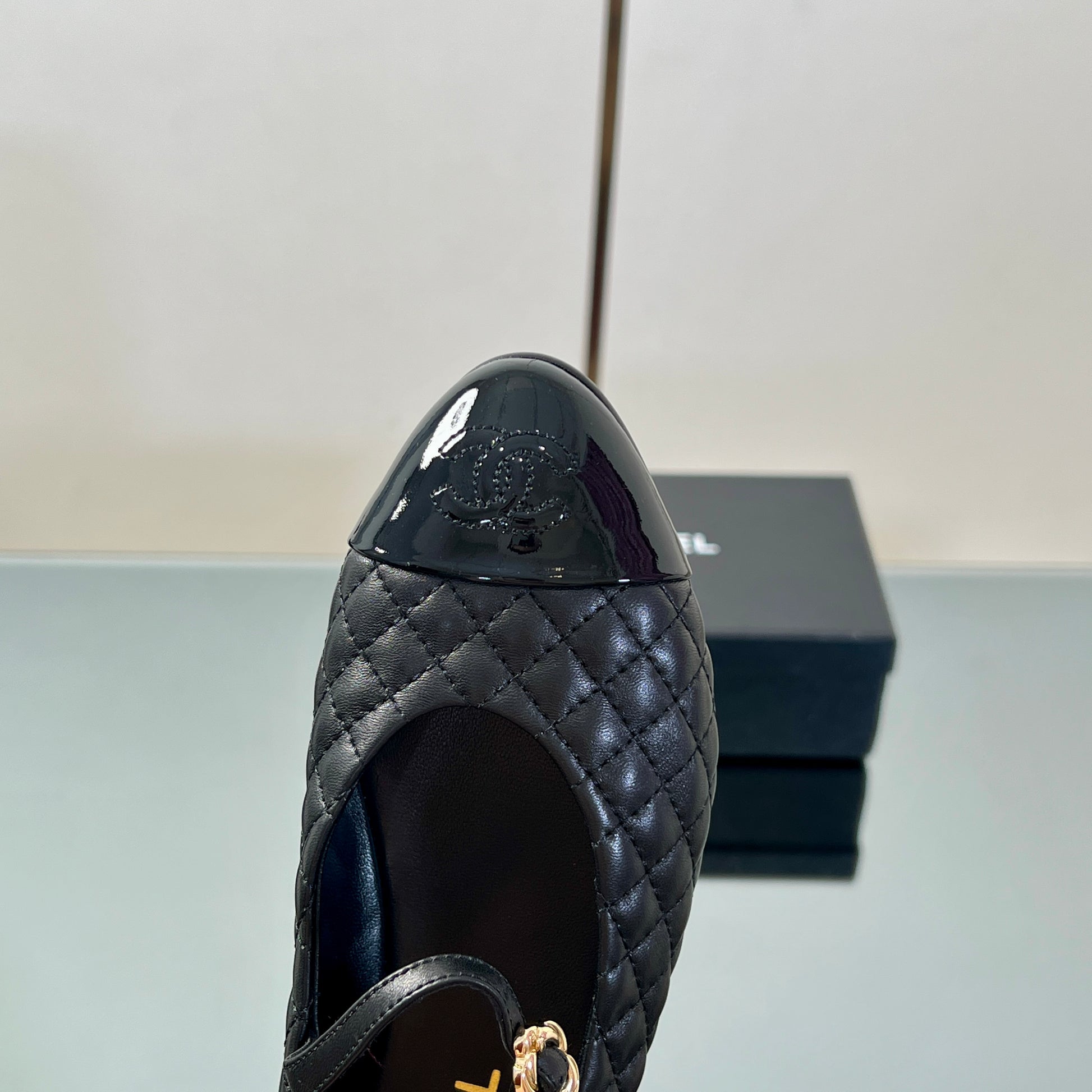 Chanel 2025 Yaz Koleksiyonu – Süslemeli Kapitone Bale & Mary Jane Ayakkabılar