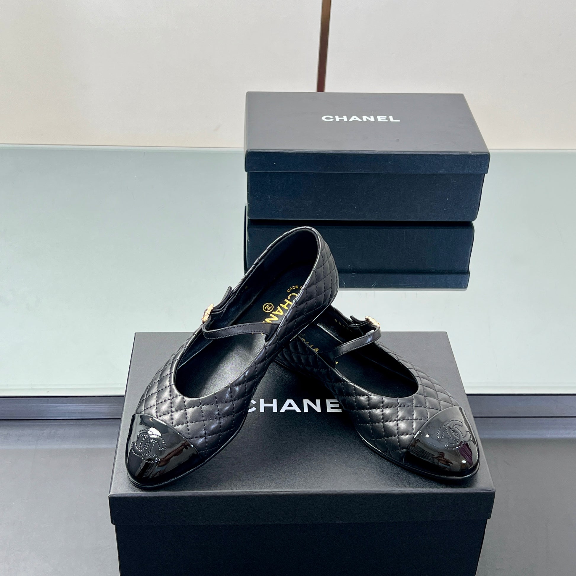 Chanel 2025 Yaz Koleksiyonu – Süslemeli Kapitone Bale & Mary Jane Ayakkabılar