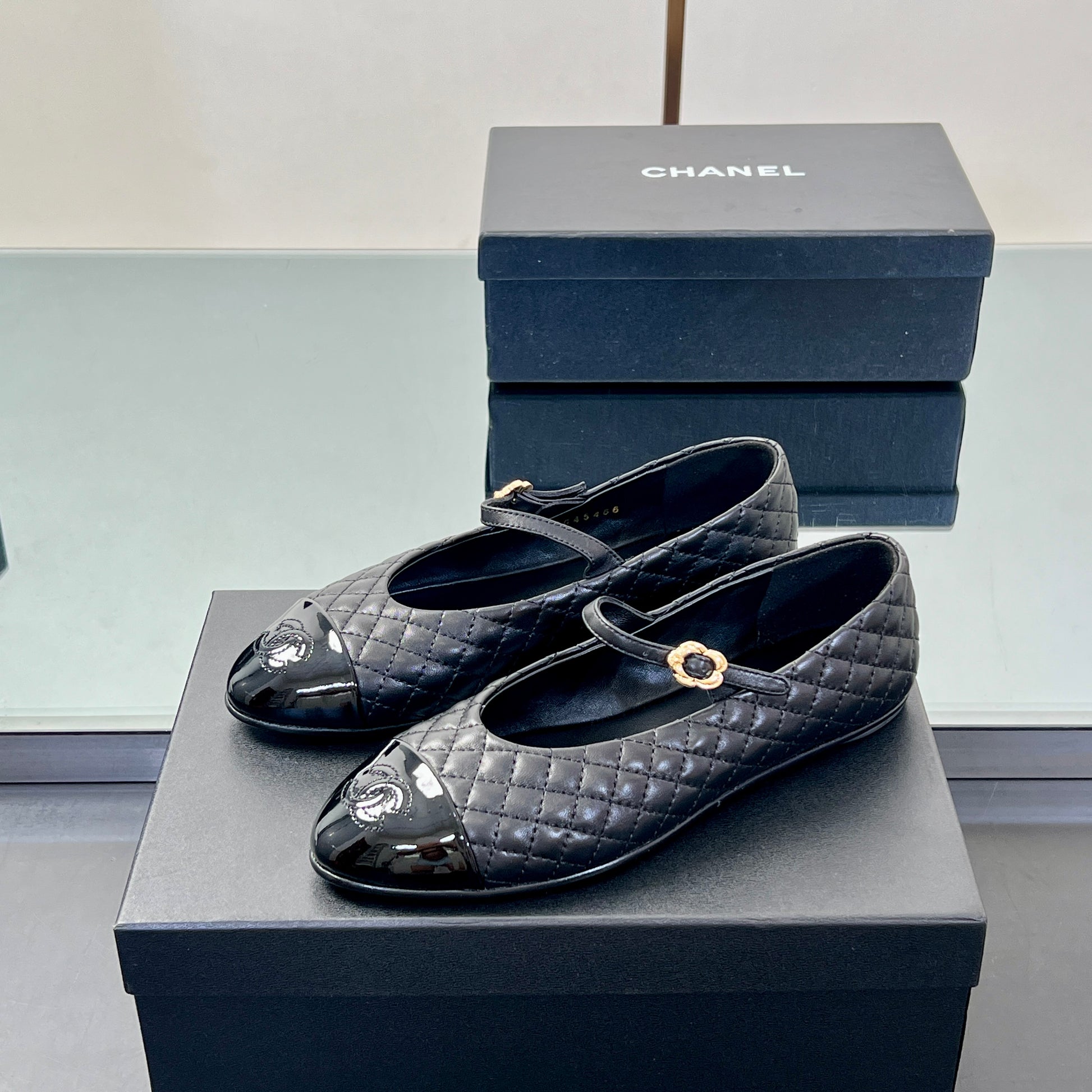 Chanel 2025 Yaz Koleksiyonu – Süslemeli Kapitone Bale & Mary Jane Ayakkabılar