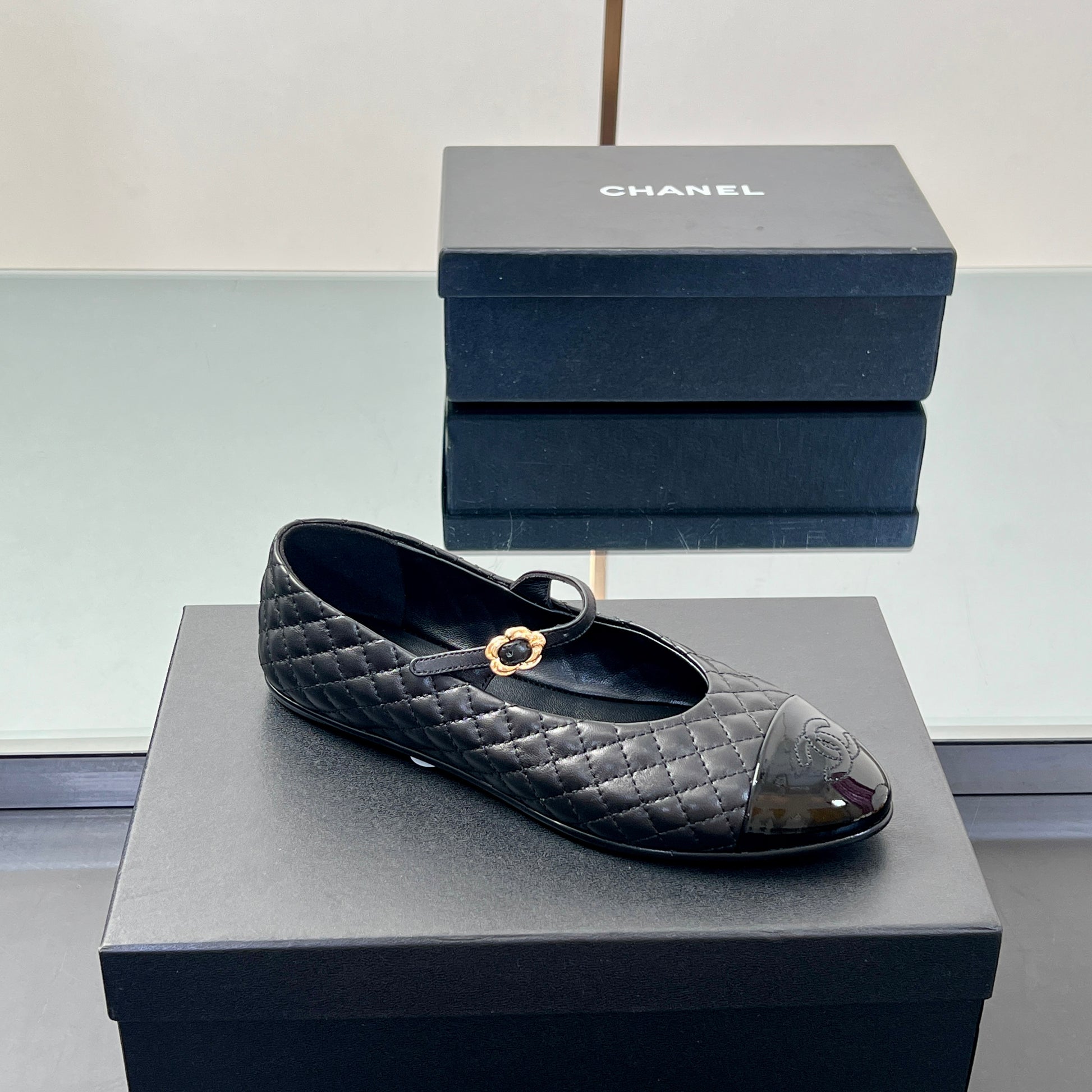 Chanel 2025 Yaz Koleksiyonu – Süslemeli Kapitone Bale & Mary Jane Ayakkabılar