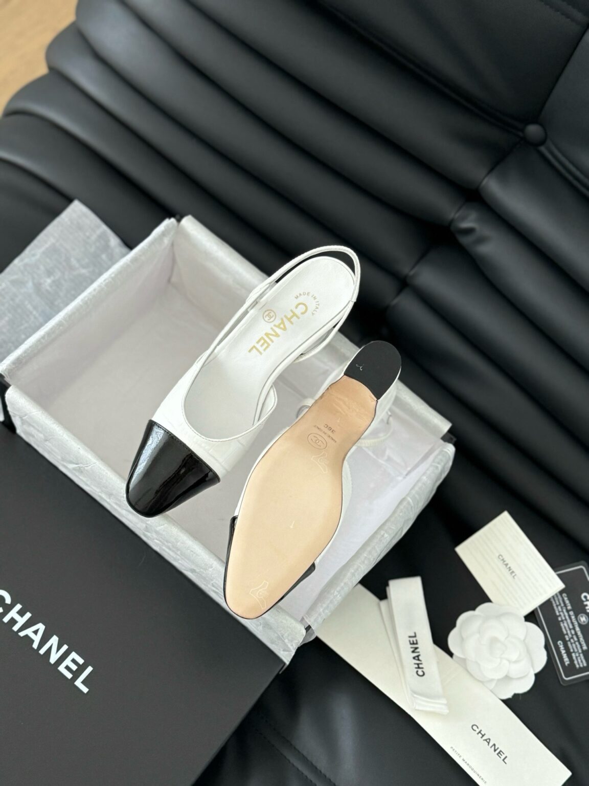 Chanel Patent Deri Kapalı Burun CC Slingback Ayakkabılar 2025 - Glimmer of Luxury