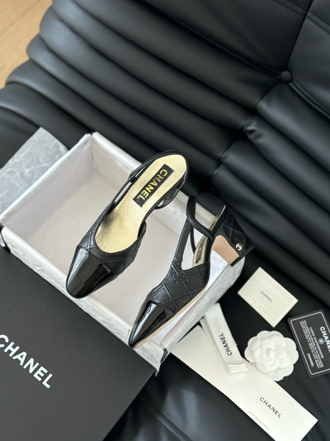 Chanel Patent Deri Kapalı Burun CC Slingback Ayakkabılar 2025 - Glimmer of Luxury
