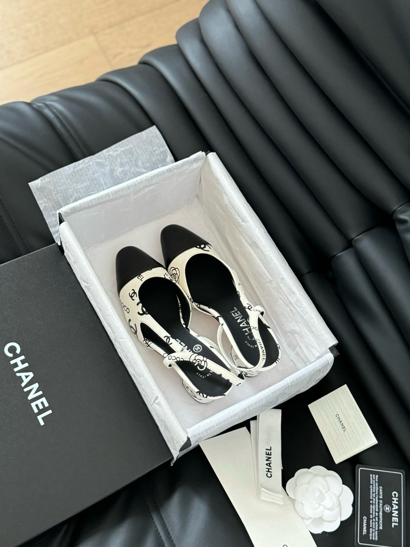 Chanel Patent Deri ve CC Logolu Kapalı Burun CC Slingback Ayakkabılar - Glimmer of Luxury