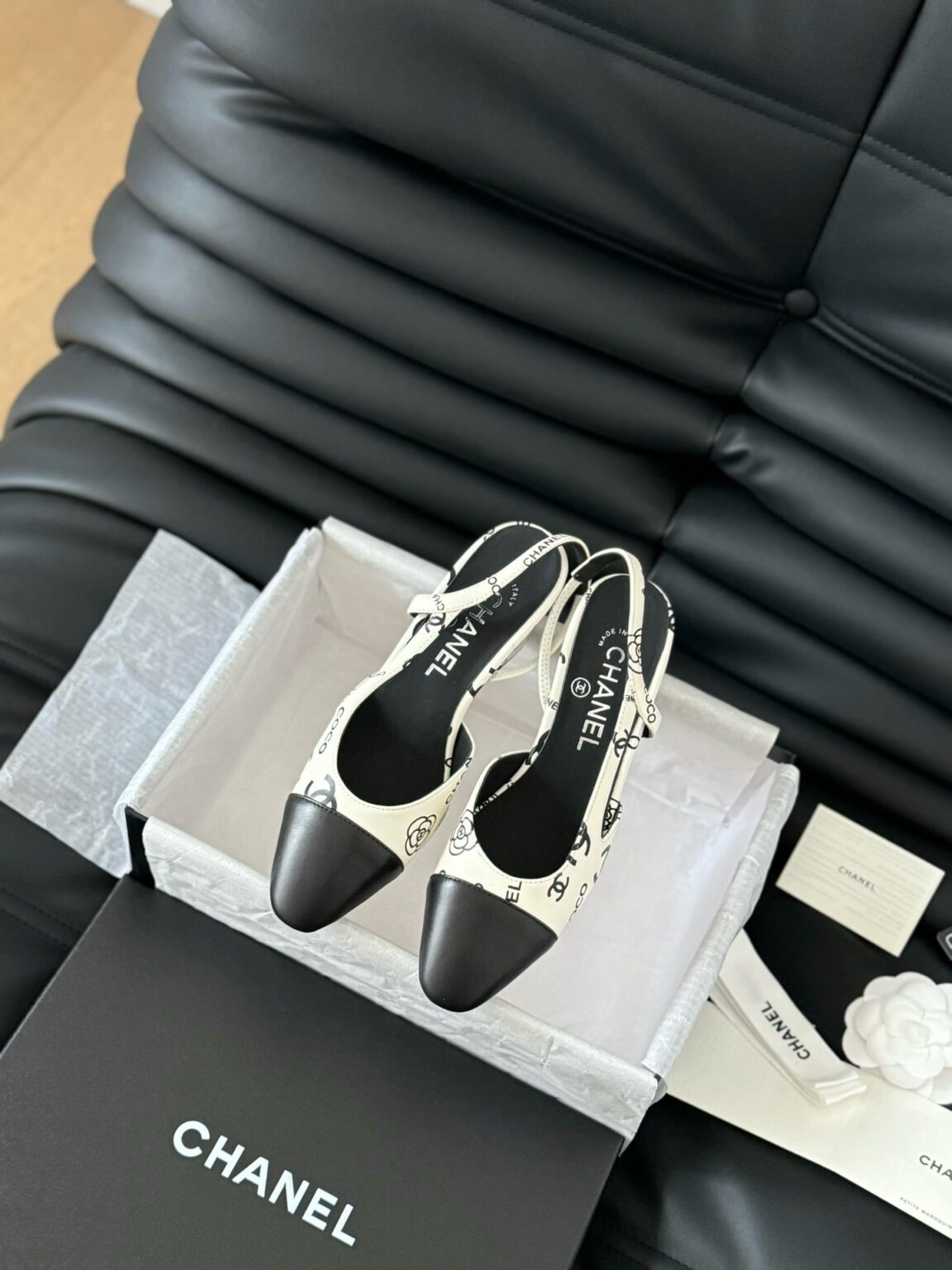 Chanel Patent Deri ve CC Logolu Kapalı Burun CC Slingback Ayakkabılar - Glimmer of Luxury