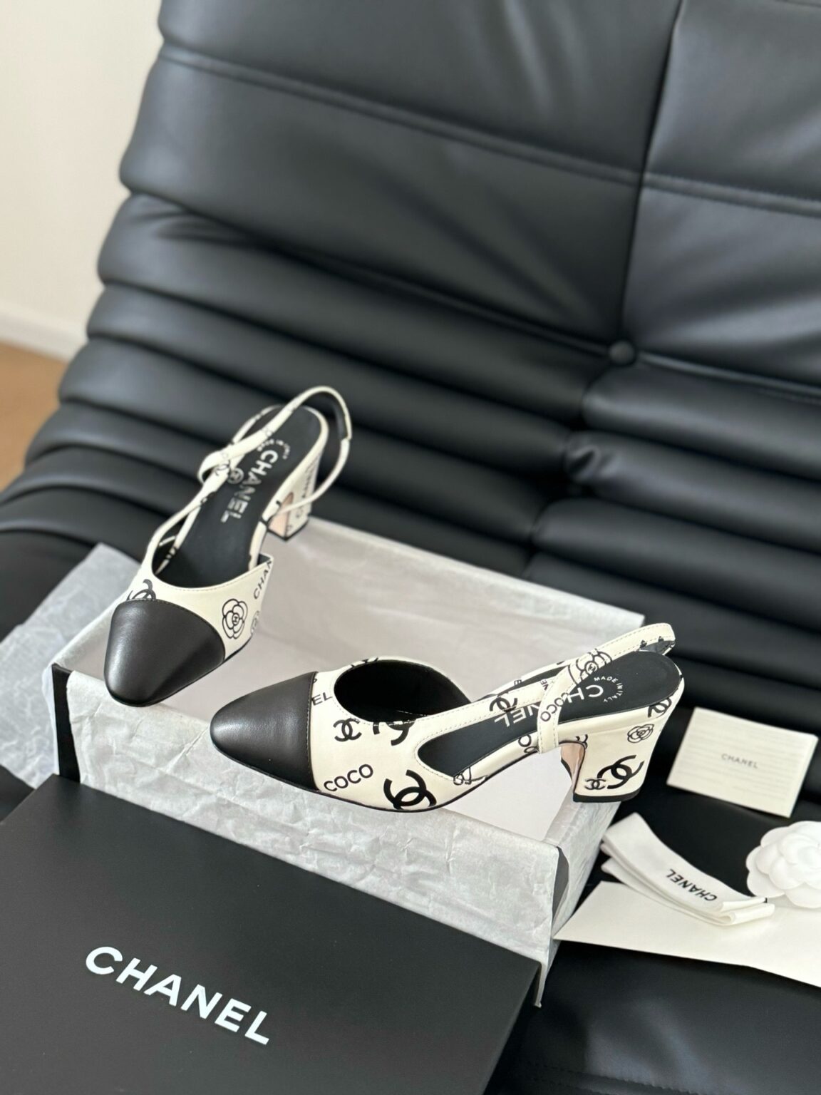 Chanel Patent Deri ve CC Logolu Kapalı Burun CC Slingback Ayakkabılar - Glimmer of Luxury