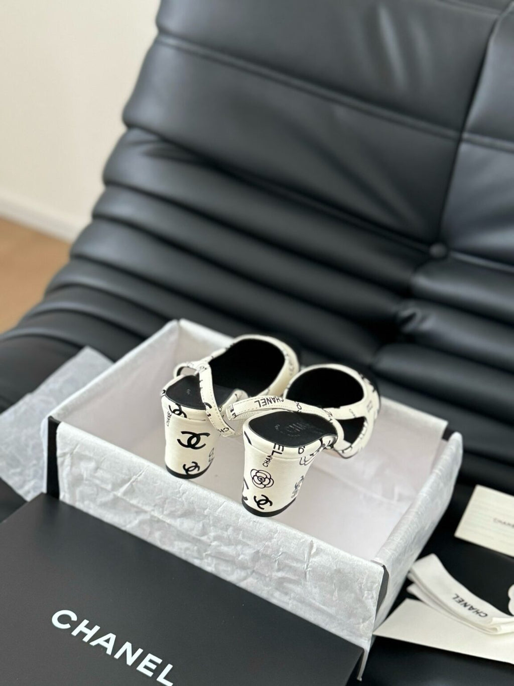 Chanel Patent Deri ve CC Logolu Kapalı Burun CC Slingback Ayakkabılar - Glimmer of Luxury