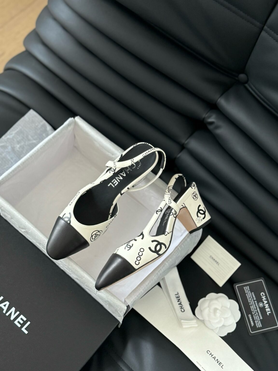 Chanel Patent Deri ve CC Logolu Kapalı Burun CC Slingback Ayakkabılar - Glimmer of Luxury