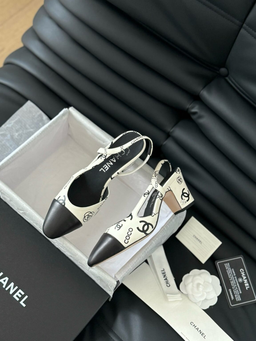 Chanel Patent Deri ve CC Logolu Kapalı Burun CC Slingback Ayakkabılar - Glimmer of Luxury