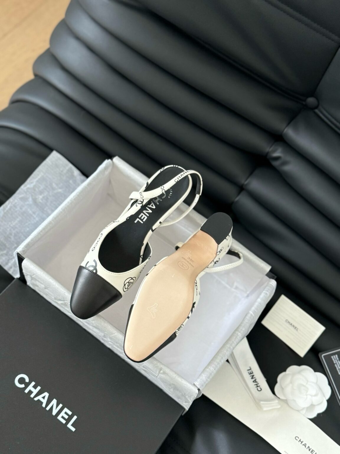 Chanel Patent Deri ve CC Logolu Kapalı Burun CC Slingback Ayakkabılar - Glimmer of Luxury