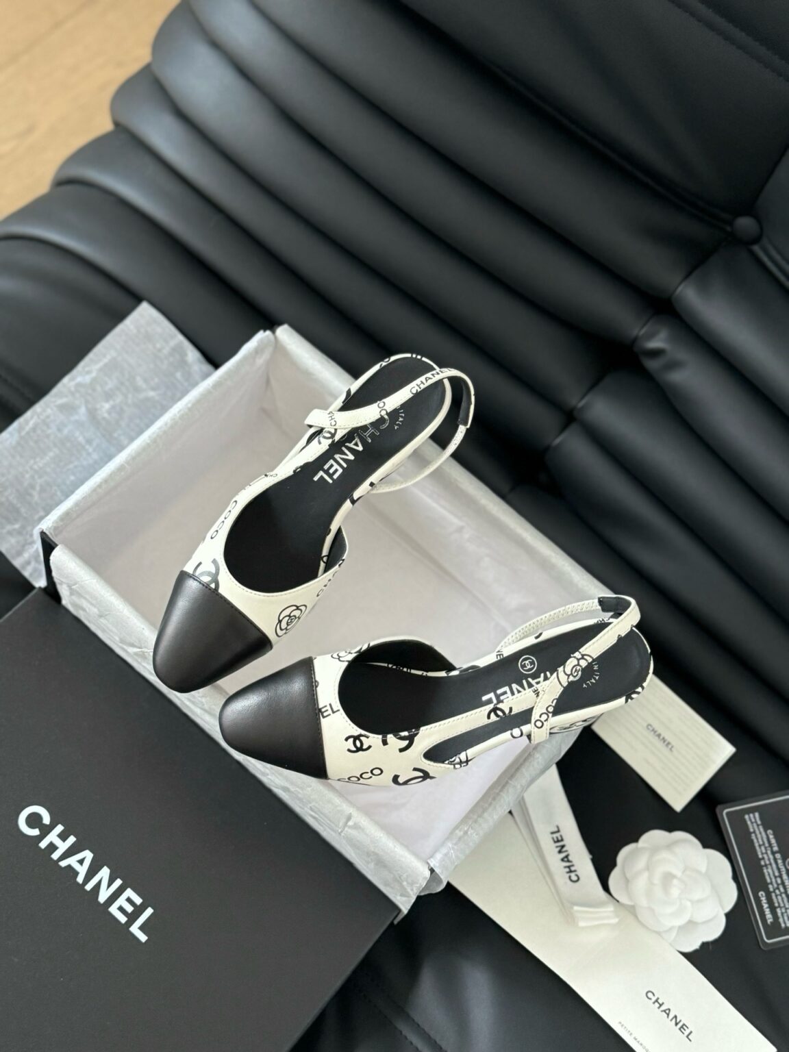 Chanel Patent Deri ve CC Logolu Kapalı Burun CC Slingback Ayakkabılar - Glimmer of Luxury