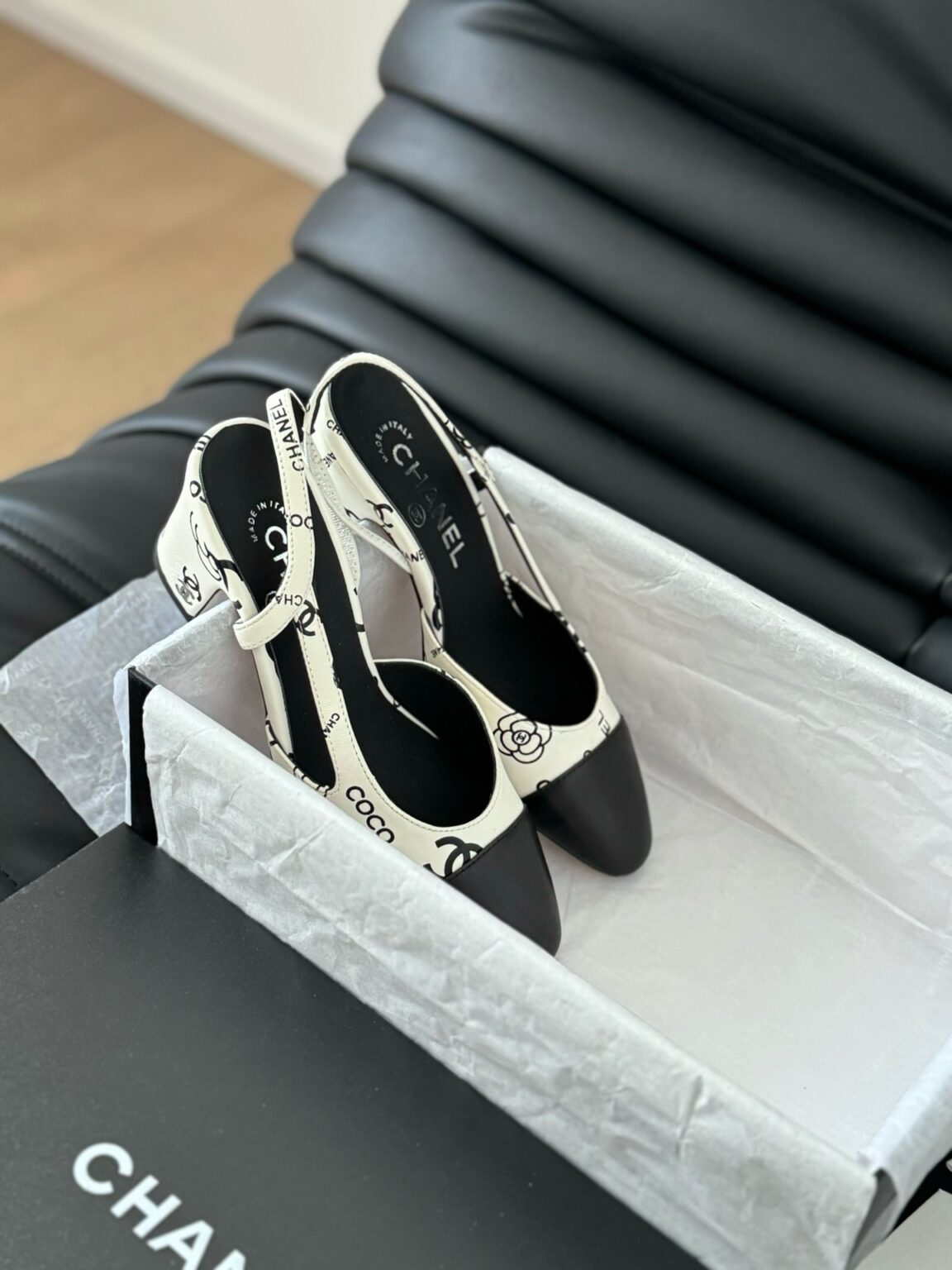 Chanel Patent Deri ve CC Logolu Kapalı Burun CC Slingback Ayakkabılar - Glimmer of Luxury