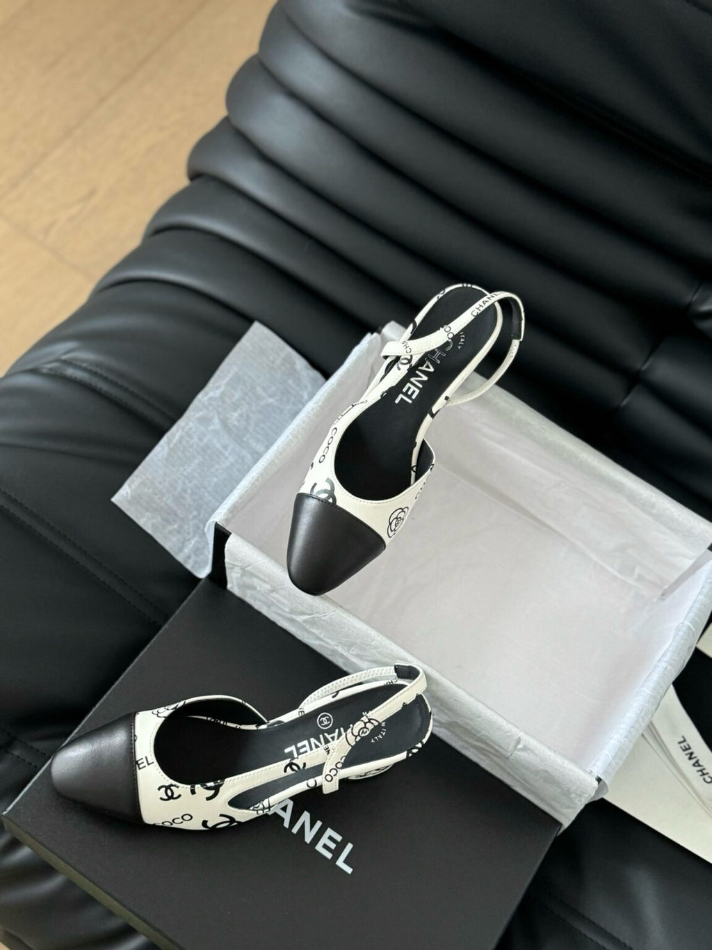 Chanel Patent Deri ve CC Logolu Kapalı Burun CC Slingback Ayakkabılar - Glimmer of Luxury
