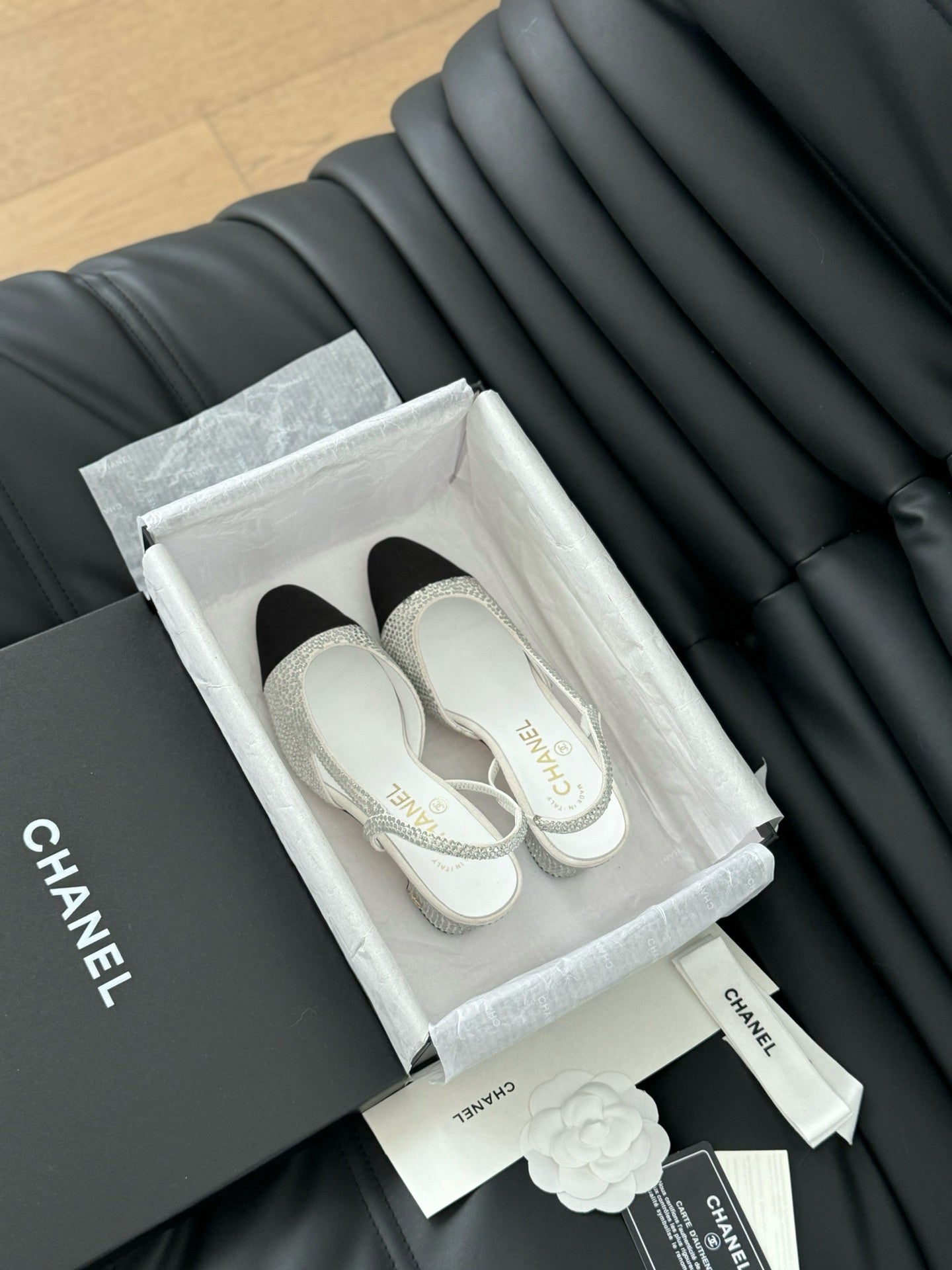 Chanel Patent Deri ve Taşlı Kapalı Burun CC Slingback Ayakkabılar 2025 - Glimmer of Luxury