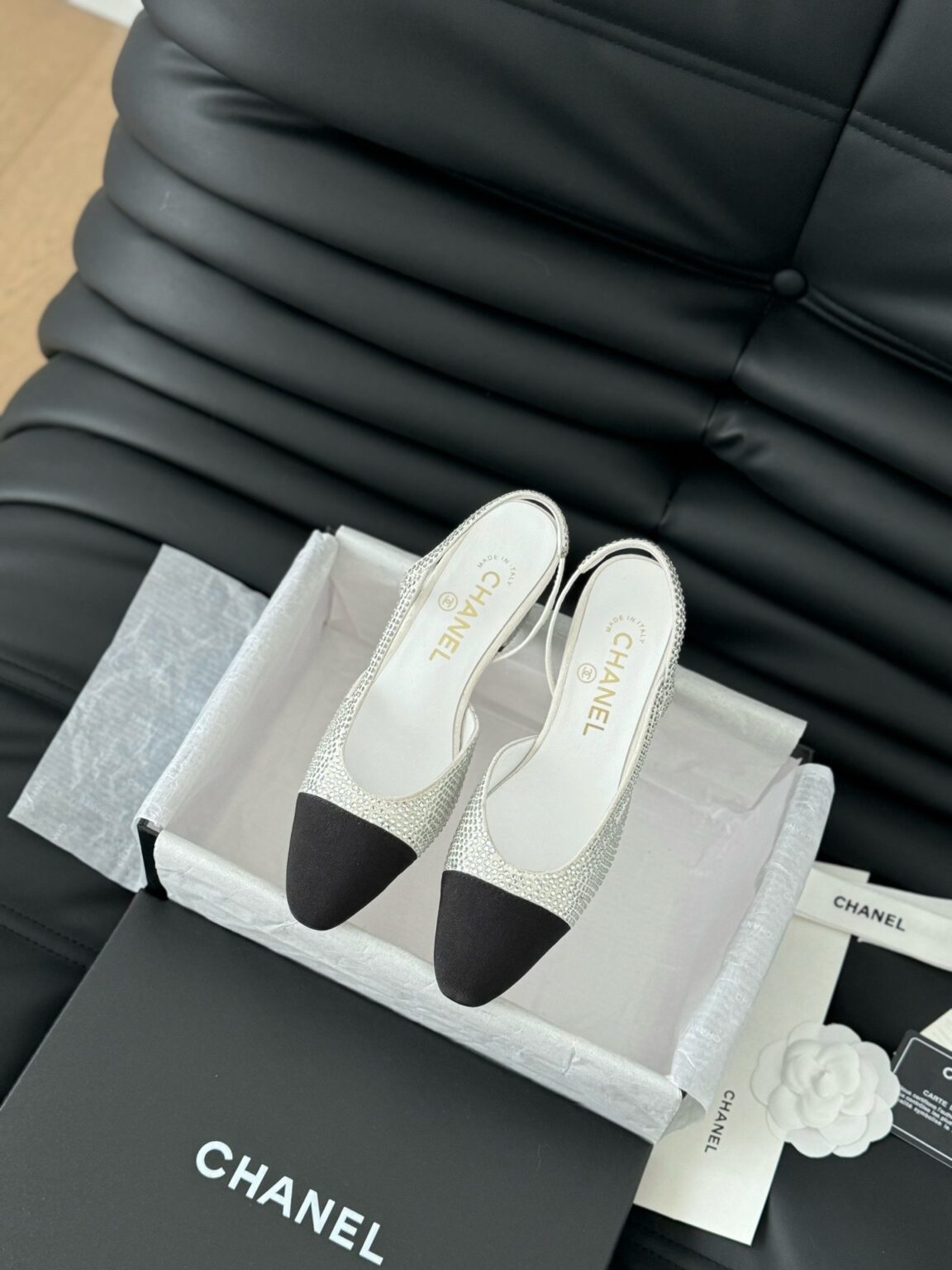 Chanel Patent Deri ve Taşlı Kapalı Burun CC Slingback Ayakkabılar 2025 - Glimmer of Luxury