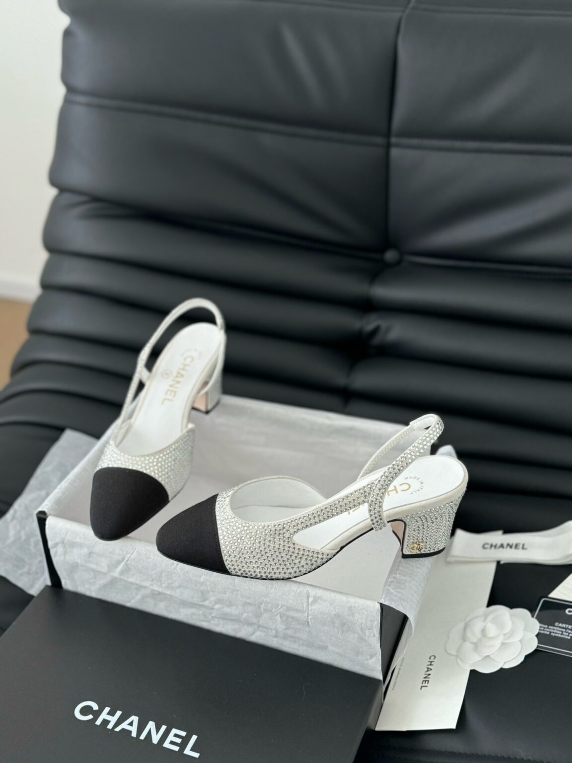 Chanel Patent Deri ve Taşlı Kapalı Burun CC Slingback Ayakkabılar 2025 - Glimmer of Luxury