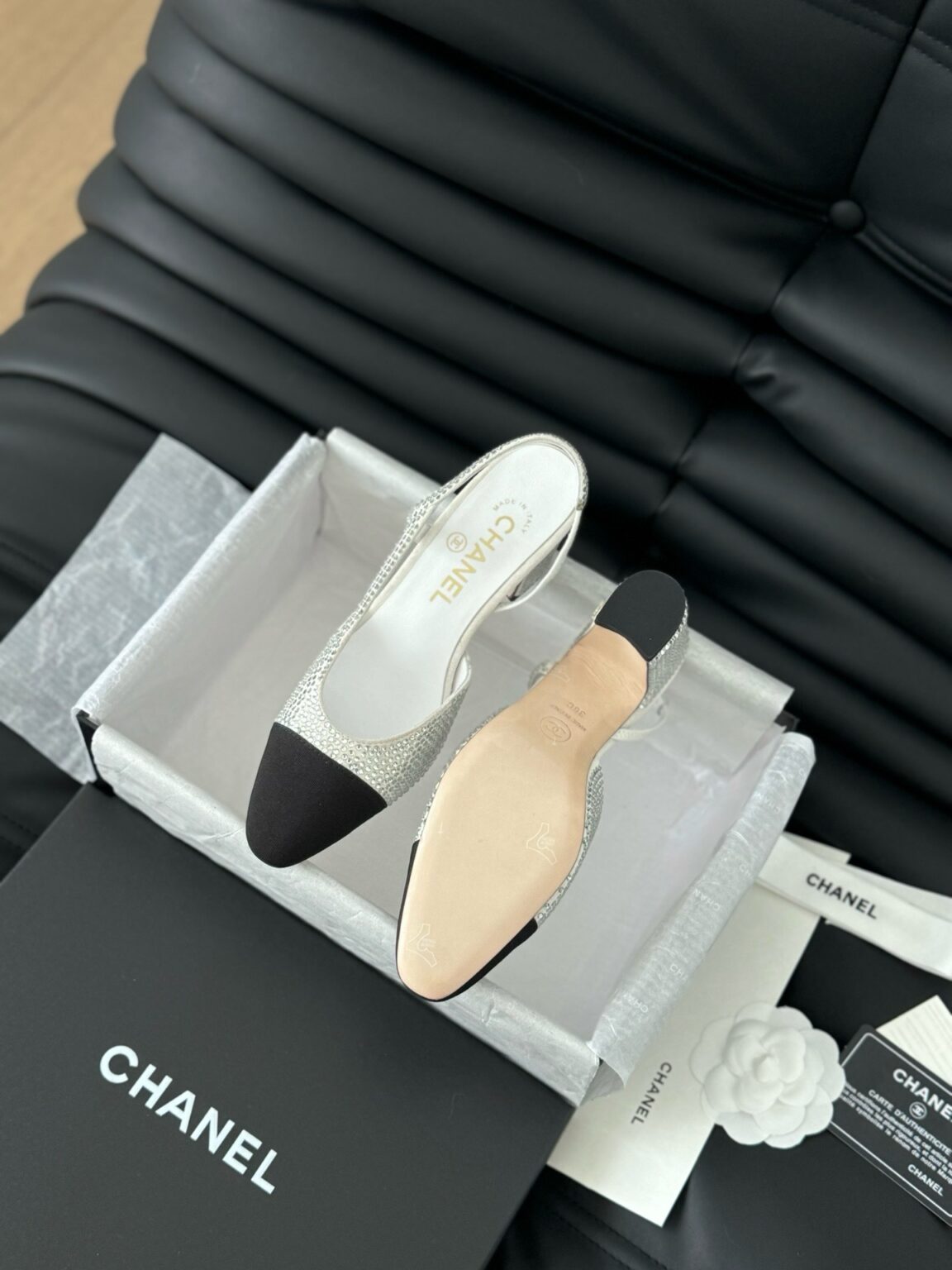 Chanel Patent Deri ve Taşlı Kapalı Burun CC Slingback Ayakkabılar 2025 - Glimmer of Luxury