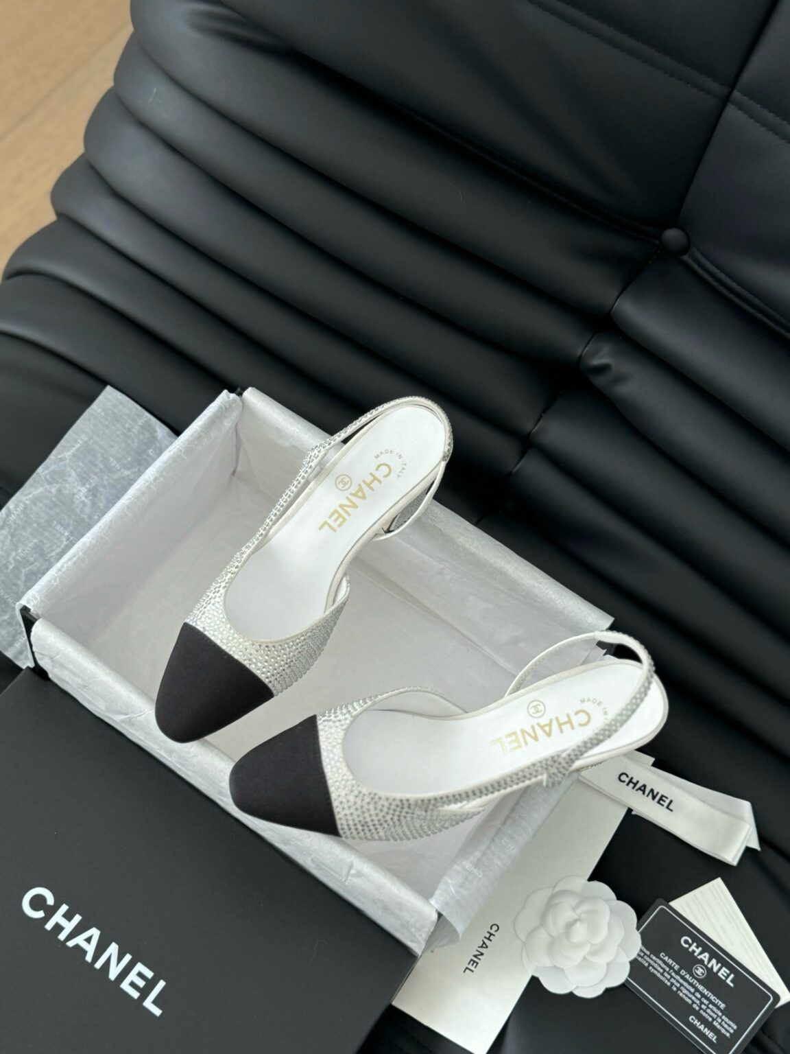 Chanel Patent Deri ve Taşlı Kapalı Burun CC Slingback Ayakkabılar 2025 - Glimmer of Luxury