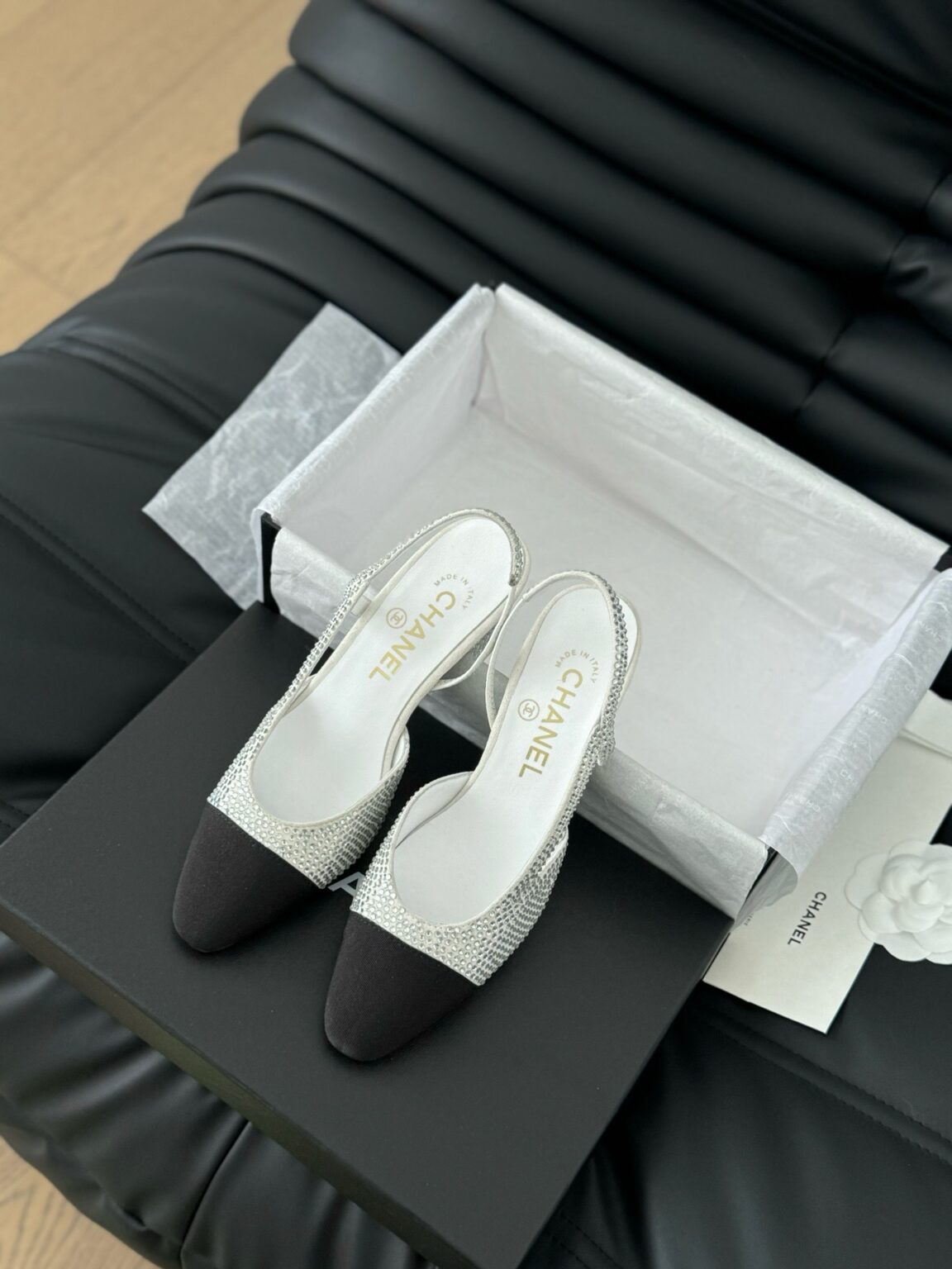 Chanel Patent Deri ve Taşlı Kapalı Burun CC Slingback Ayakkabılar 2025 - Glimmer of Luxury