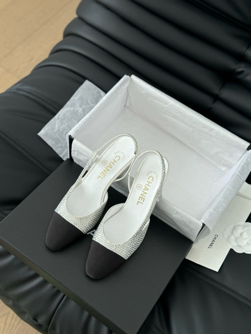 Chanel Patent Deri ve Taşlı Kapalı Burun CC Slingback Ayakkabılar 2025 - Glimmer of Luxury