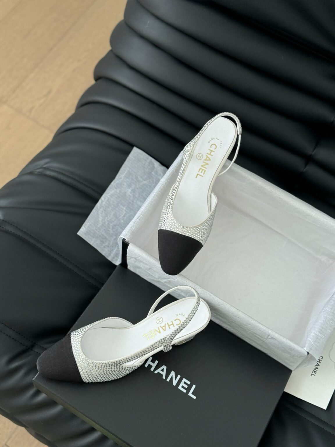 Chanel Patent Deri ve Taşlı Kapalı Burun CC Slingback Ayakkabılar 2025 - Glimmer of Luxury