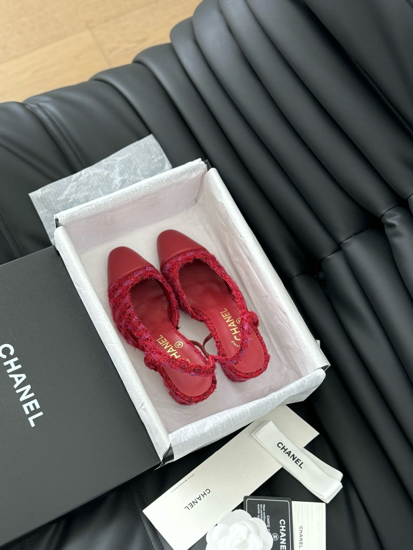 Chanel Tüvit ve Patent Deri Kapalı Burun CC Slingback Ayakkabılar 2025 - Glimmer of Luxury