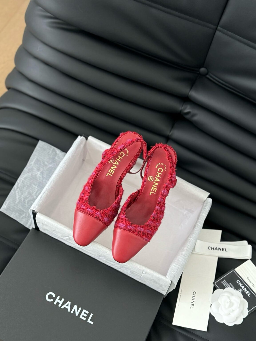 Chanel Tüvit ve Patent Deri Kapalı Burun CC Slingback Ayakkabılar 2025 - Glimmer of Luxury