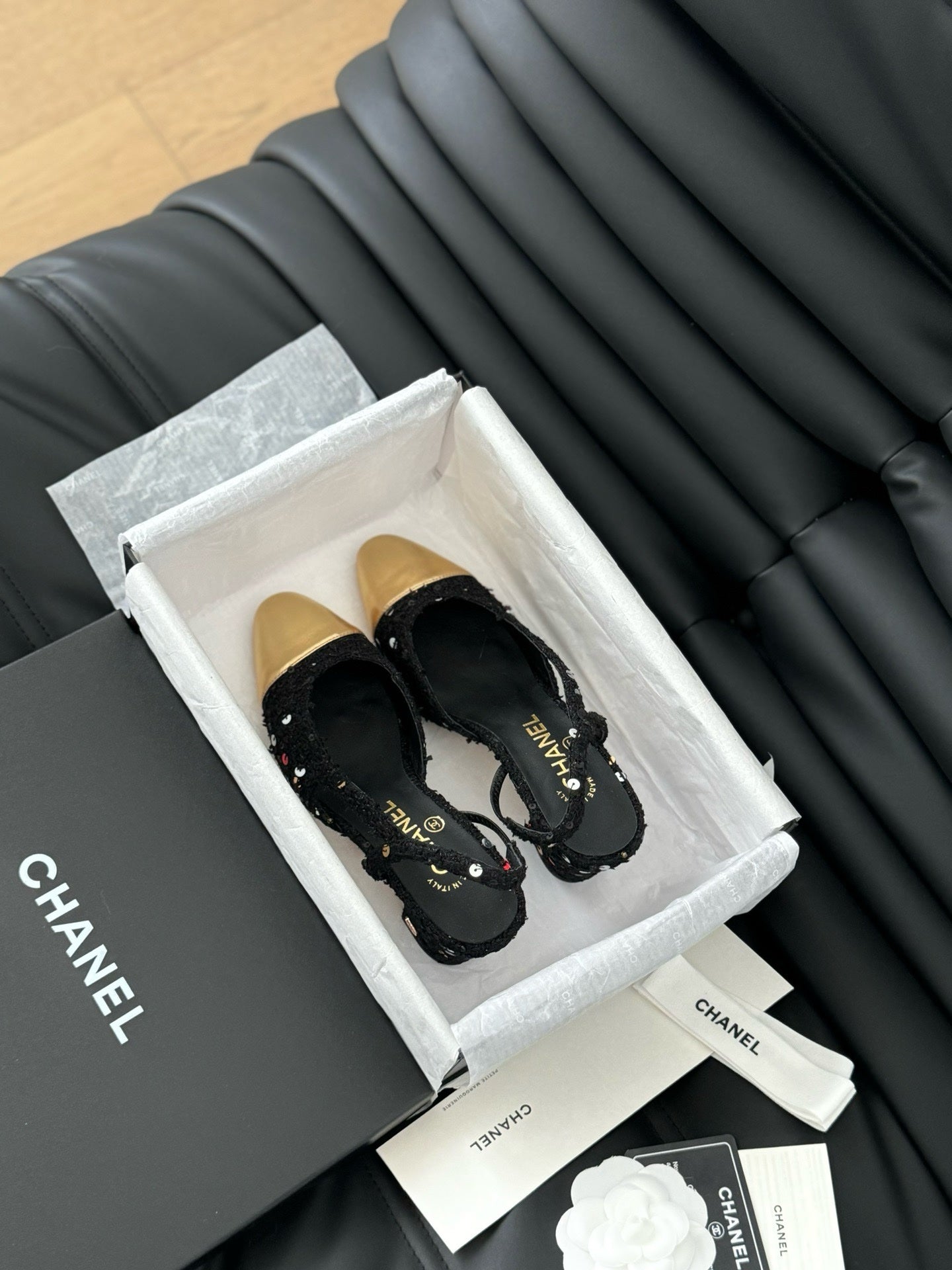 Chanel Gold Tüvit ve Patent Deri Kapalı Burun CC Slingback Ayakkabılar 2025 - Glimmer of Luxury