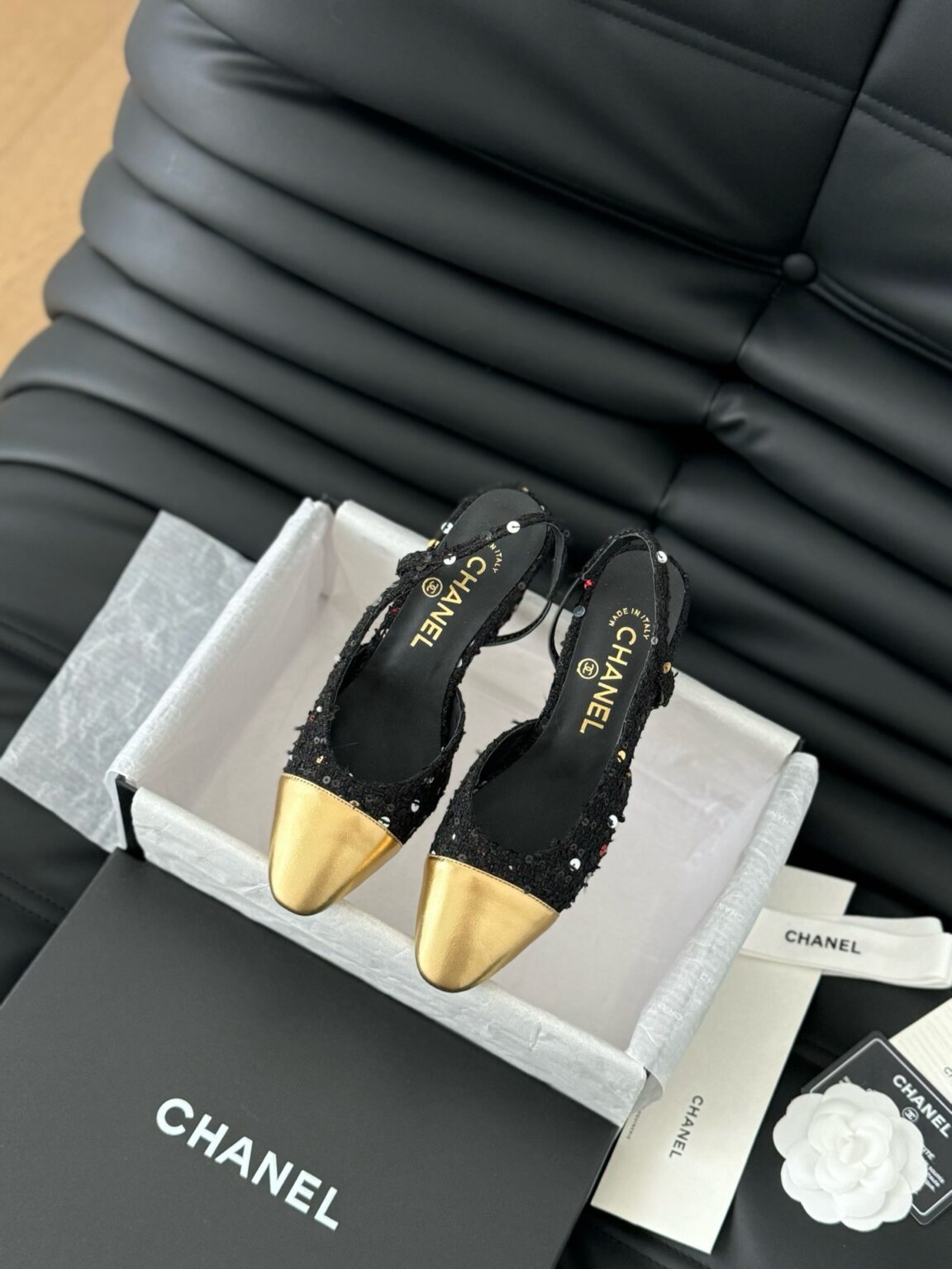 Chanel Gold Tüvit ve Patent Deri Kapalı Burun CC Slingback Ayakkabılar 2025 - Glimmer of Luxury