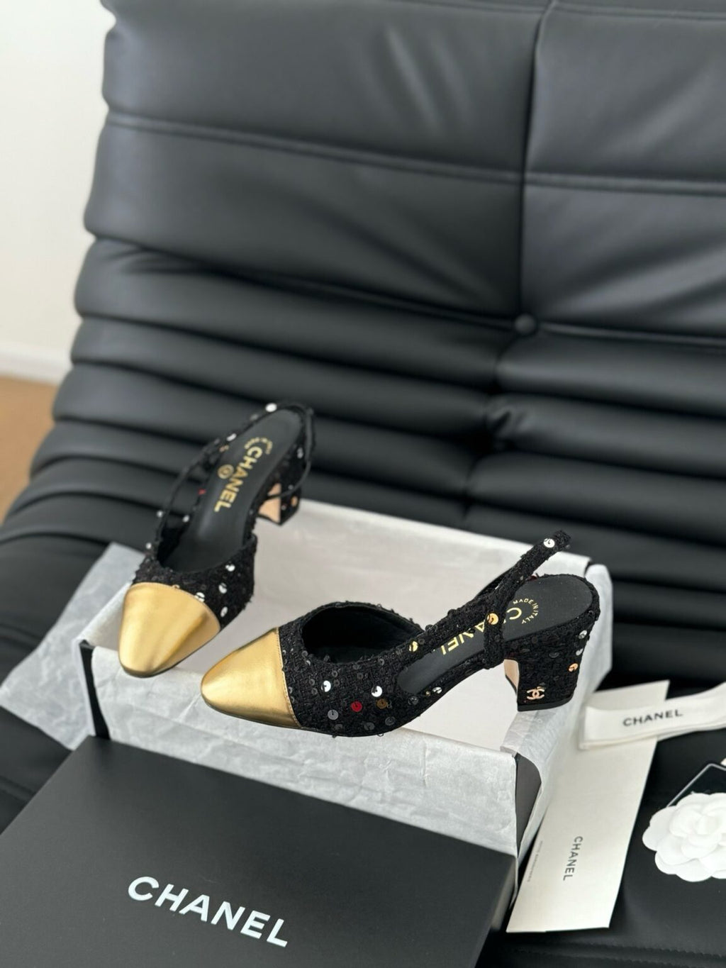 Chanel Gold Tüvit ve Patent Deri Kapalı Burun CC Slingback Ayakkabılar 2025 - Glimmer of Luxury