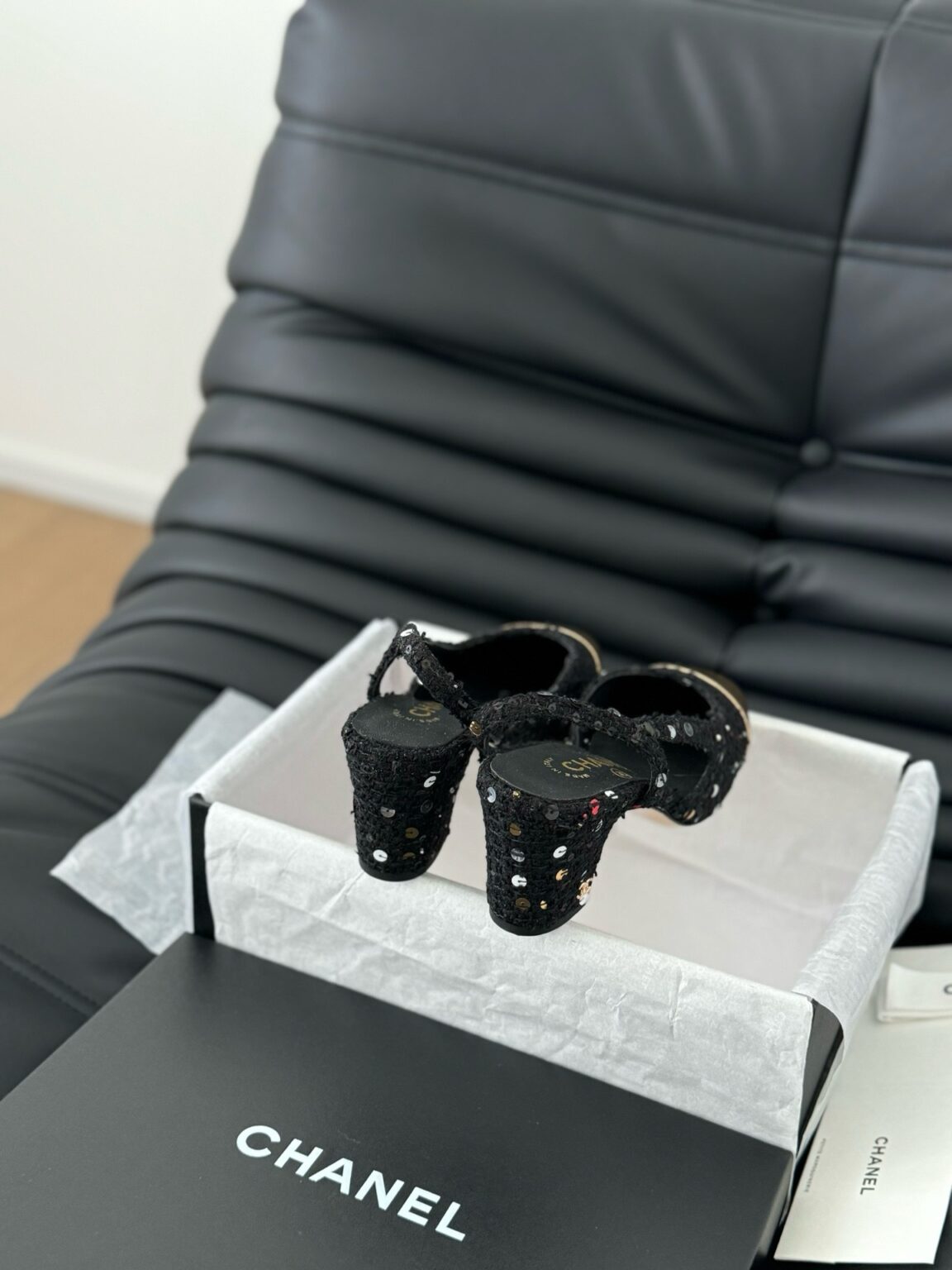 Chanel Gold Tüvit ve Patent Deri Kapalı Burun CC Slingback Ayakkabılar 2025 - Glimmer of Luxury