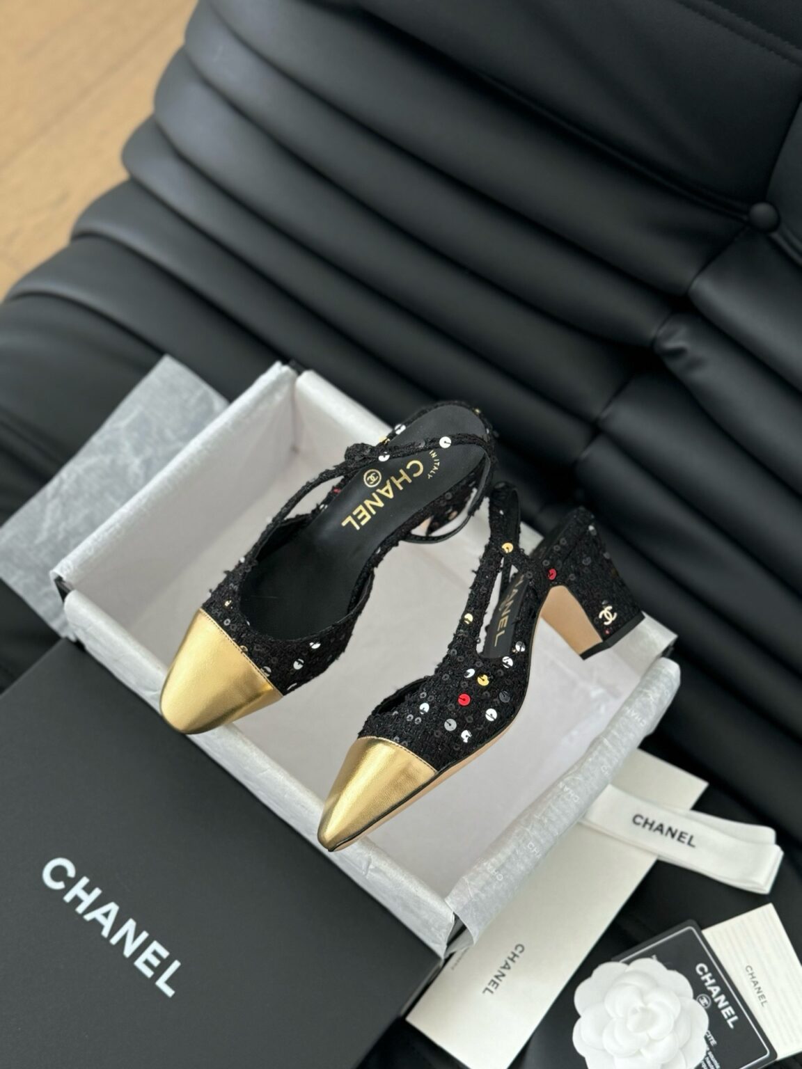 Chanel Gold Tüvit ve Patent Deri Kapalı Burun CC Slingback Ayakkabılar 2025 - Glimmer of Luxury