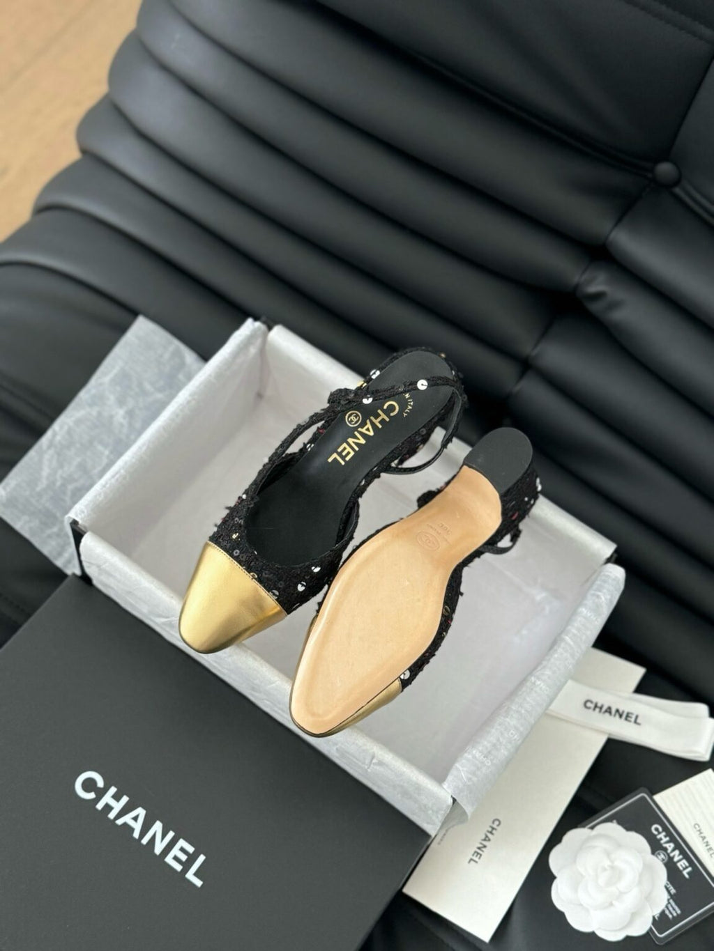 Chanel Gold Tüvit ve Patent Deri Kapalı Burun CC Slingback Ayakkabılar 2025 - Glimmer of Luxury