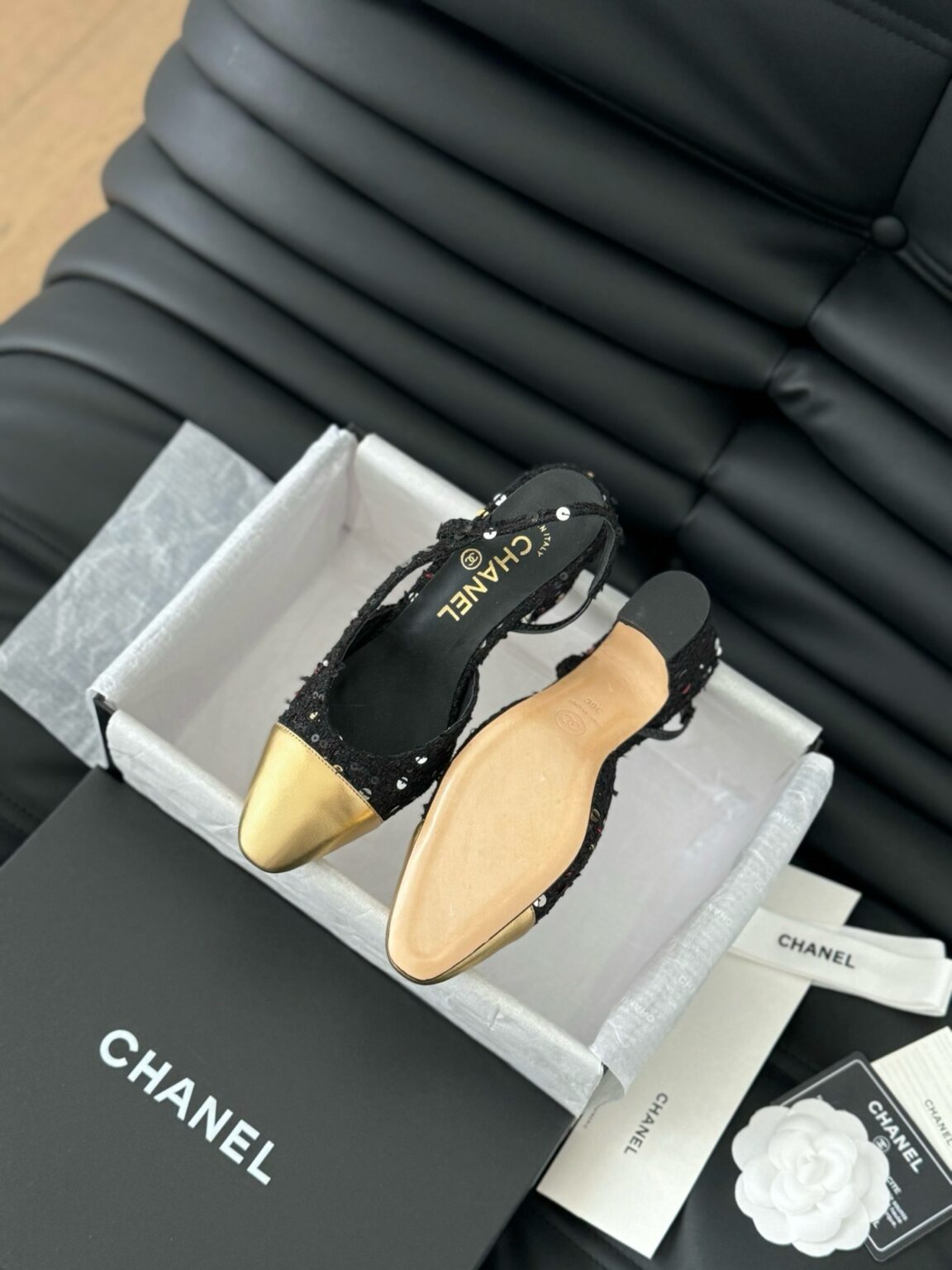 Chanel Gold Tüvit ve Patent Deri Kapalı Burun CC Slingback Ayakkabılar 2025 - Glimmer of Luxury