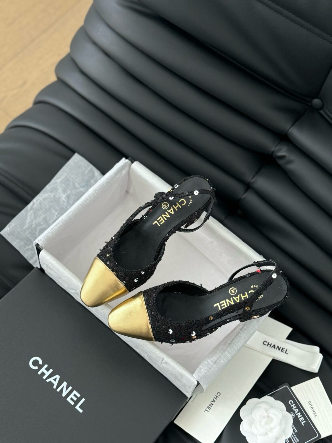 Chanel Gold Tüvit ve Patent Deri Kapalı Burun CC Slingback Ayakkabılar 2025 - Glimmer of Luxury