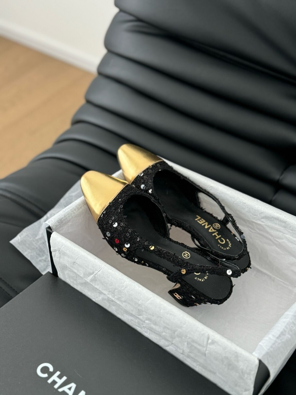 Chanel Gold Tüvit ve Patent Deri Kapalı Burun CC Slingback Ayakkabılar 2025 - Glimmer of Luxury