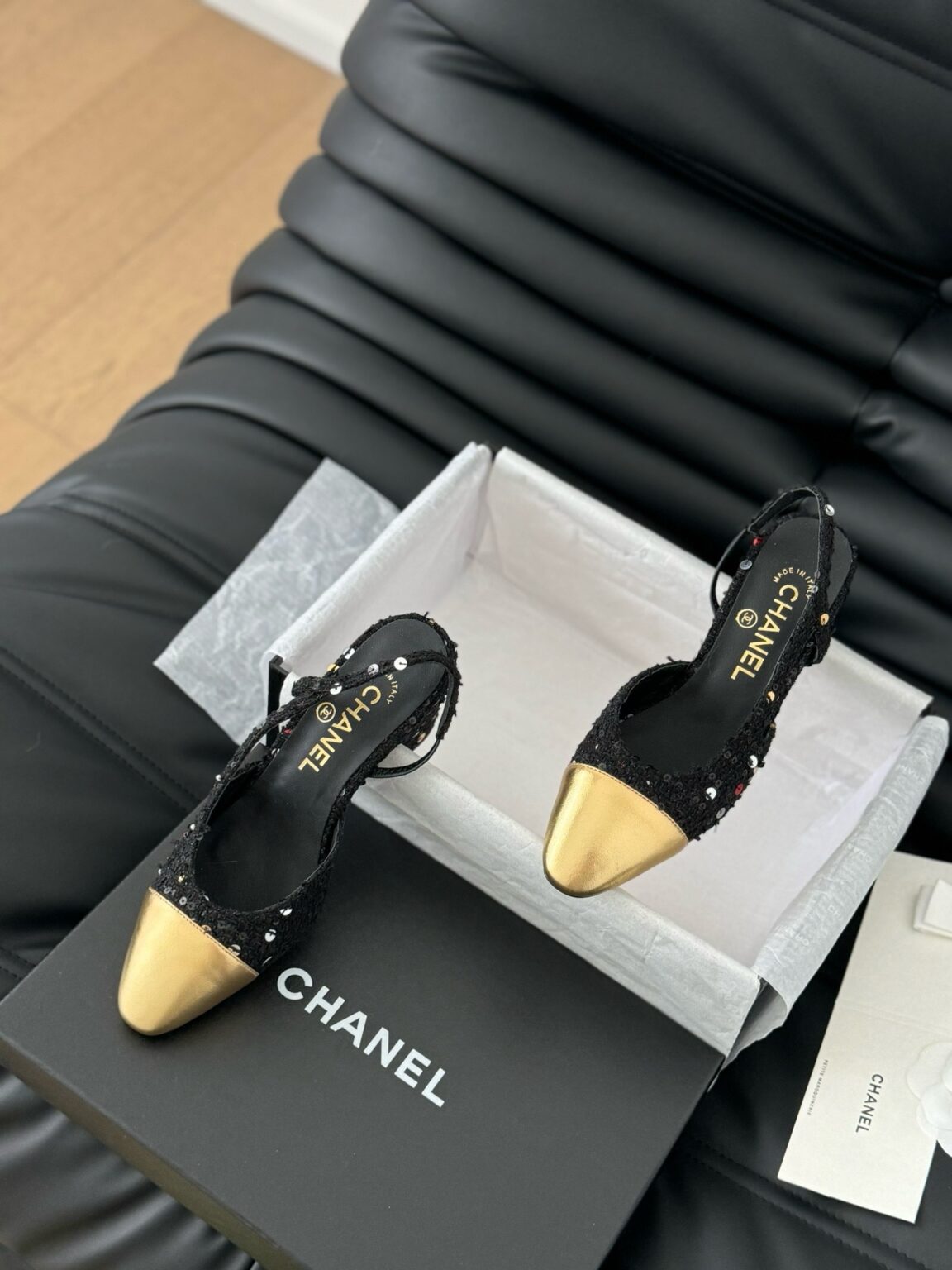 Chanel Gold Tüvit ve Patent Deri Kapalı Burun CC Slingback Ayakkabılar 2025 - Glimmer of Luxury
