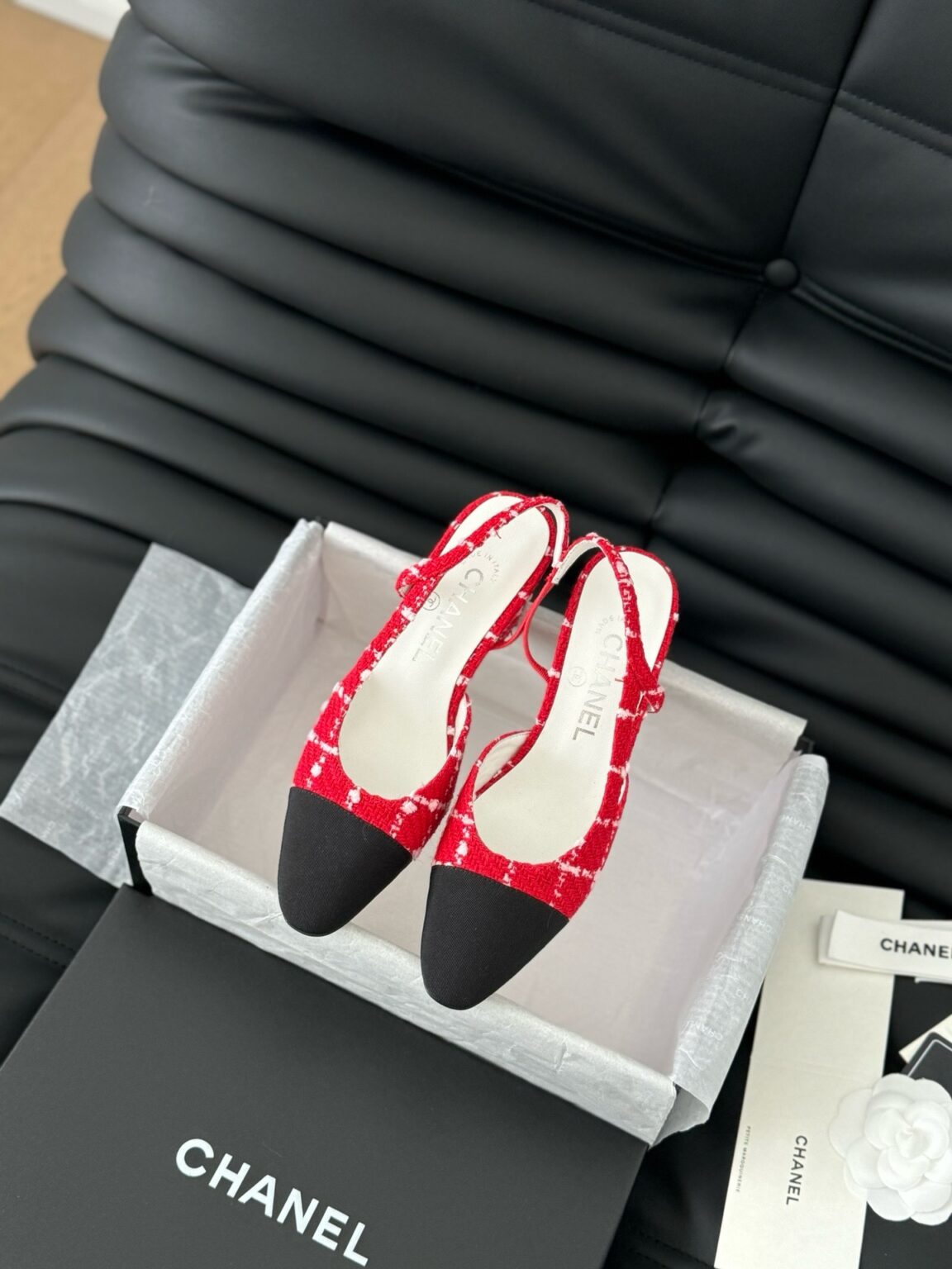 Chanel Tüvit ve Patent Deri Kapalı Burun CC Slingback Ayakkabılar 2025 - Glimmer of Luxury