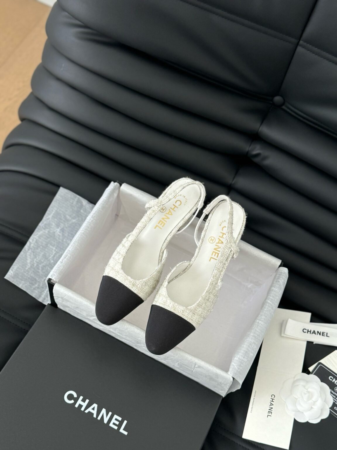 Chanel Tüvit ve Patent Deri Kapalı Burun CC Slingback Ayakkabılar 2025 - Glimmer of Luxury
