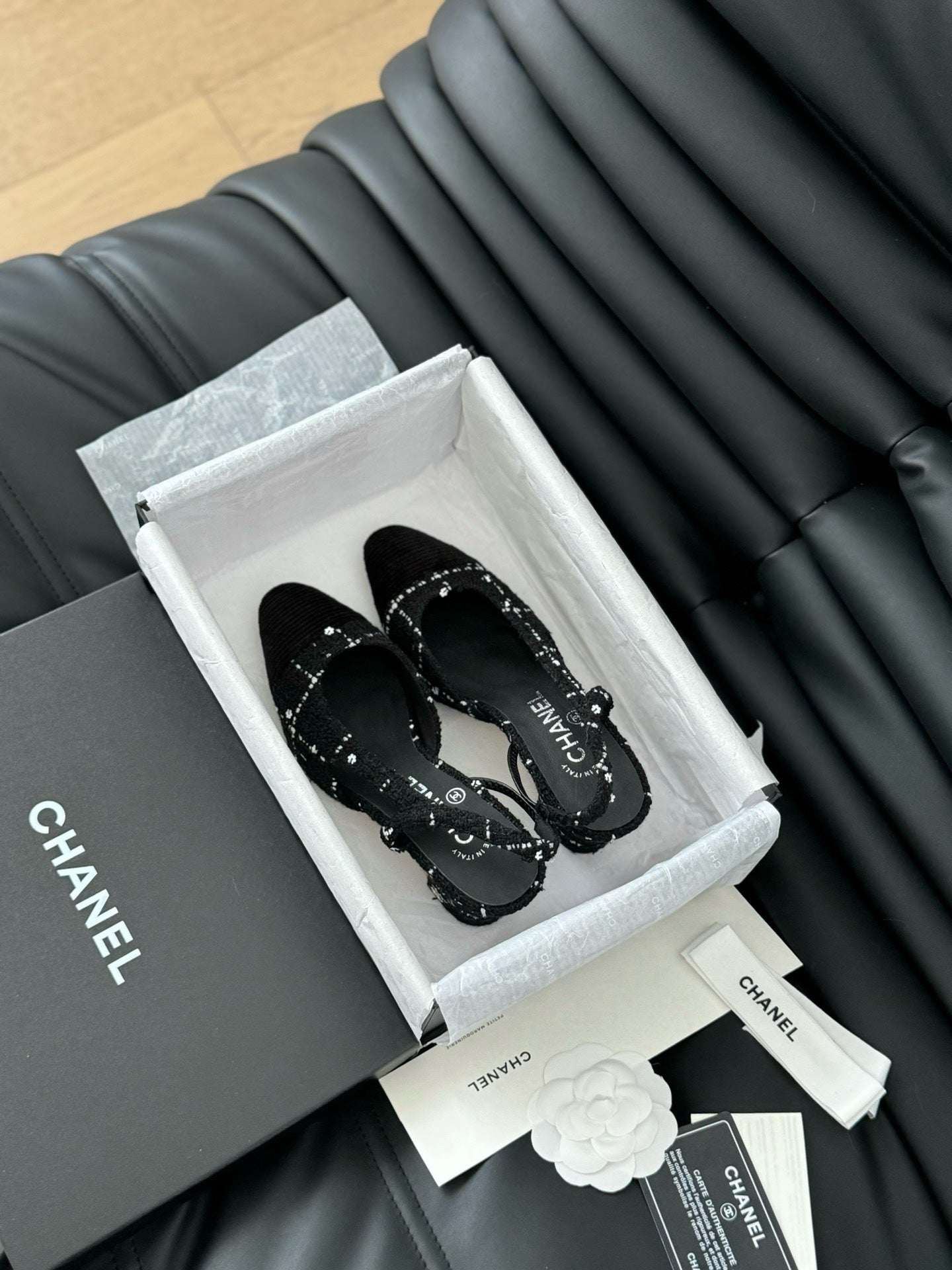 Chanel Siyah Tüvit ve Patent Deri Kapalı Burun CC Slingback Ayakkabılar 2025 - Glimmer of Luxury