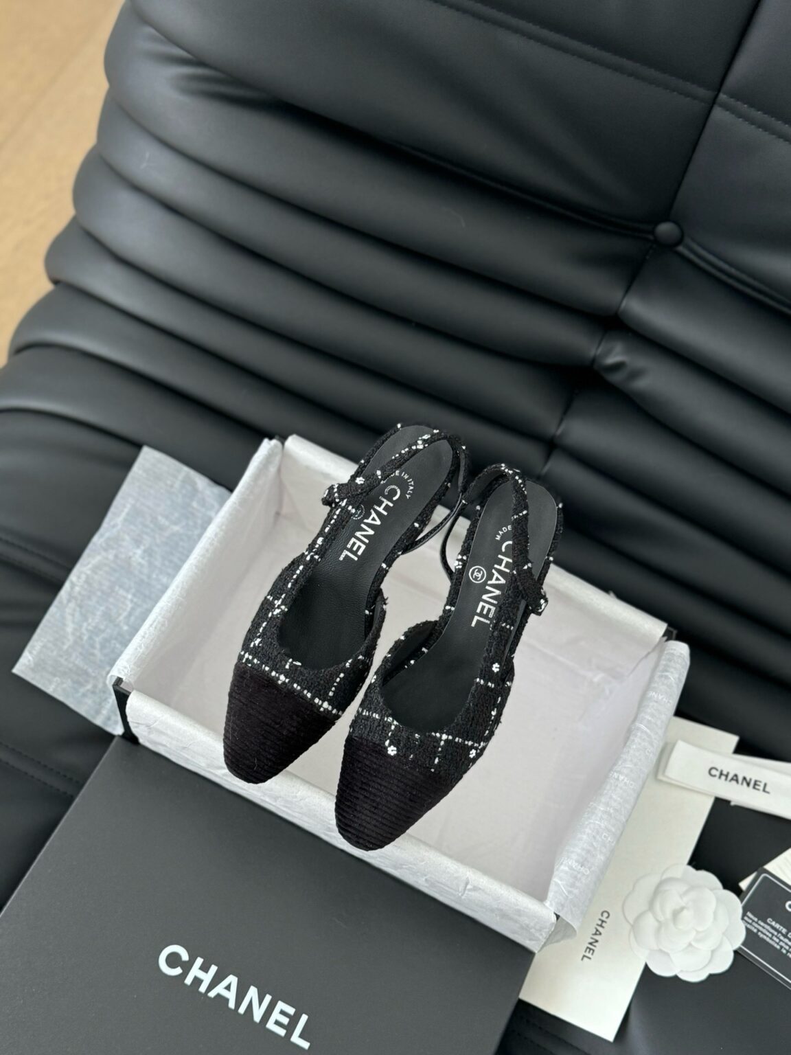 Chanel Siyah Tüvit ve Patent Deri Kapalı Burun CC Slingback Ayakkabılar 2025 - Glimmer of Luxury
